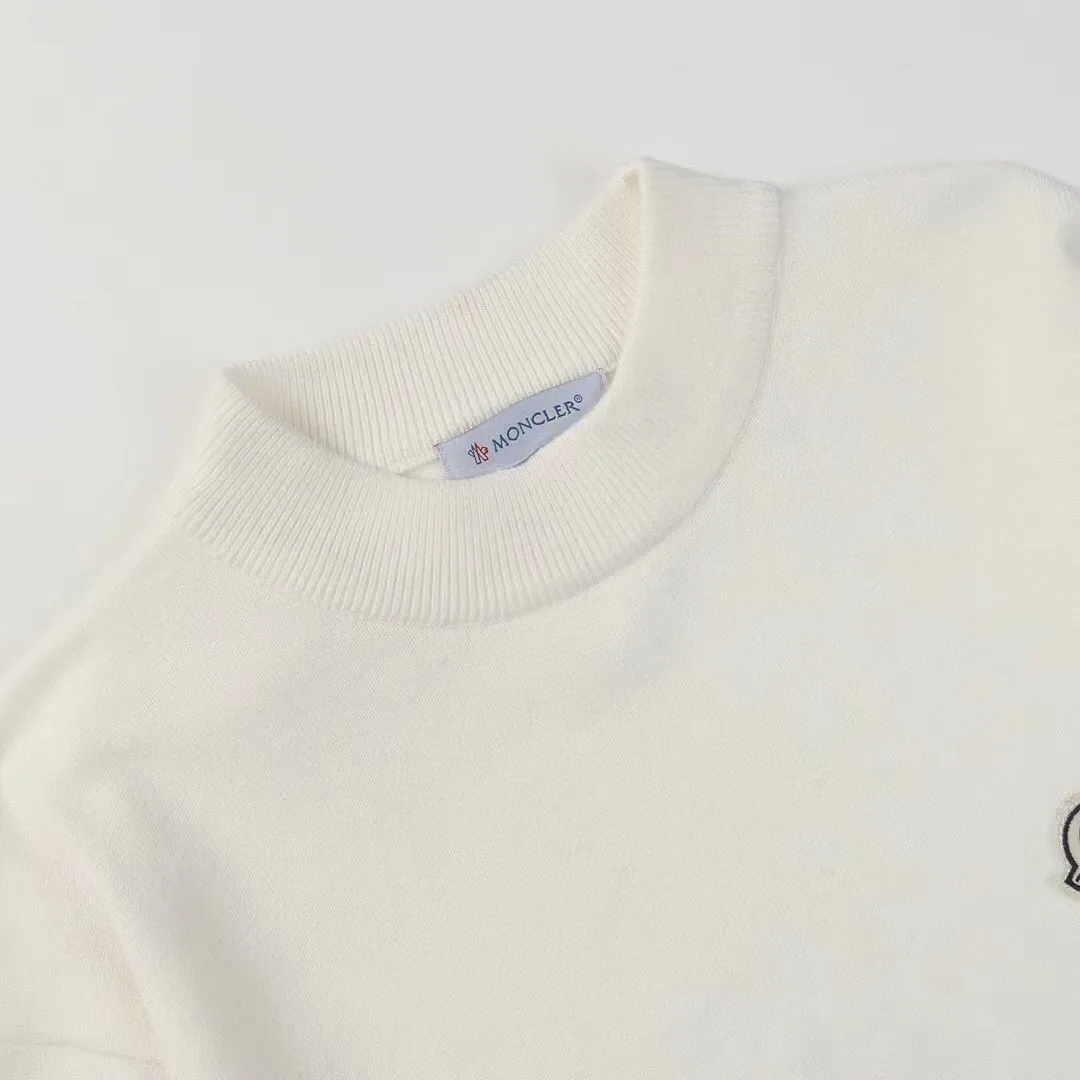 P210 Moncler/Mongolian 3-label complete, half-turtleneck sweater, fine wool blended sweater, high-end customized collection for men and women, part of the brand's high-end main line, patented top-grade yarn blending, using innovation to interpret conventional styles. The configuration of the fabric is subversive. The details are remarkable, and the price-performance ratio is very high. Meri wool yarn is of excellent quality. It feels super soft, delicate, soft, non-pilling and does not deform. The upper body is extremely skin-friendly and comfortable. Can be worn on its own with a jacket or on its own. Size: M L XL 2XL 3XL