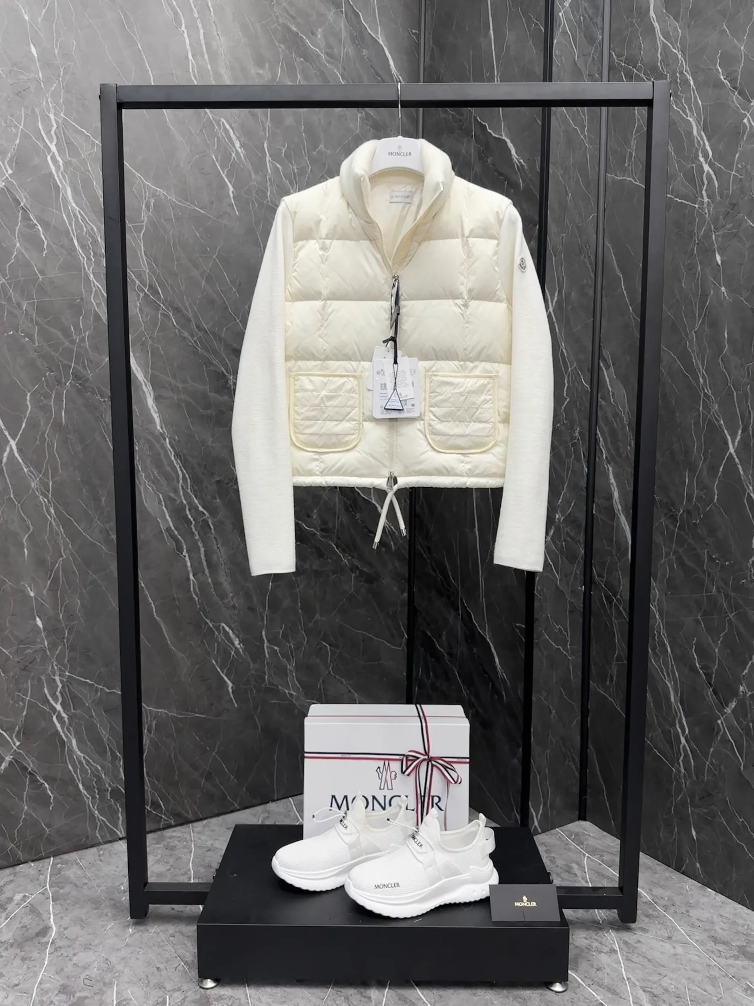 P600 New in Down ⬆️Moncler women’s padded wool zipper cardigan. This women’s wool cardigan is filled with down and can be styled in a variety of ways depending on the weather. (⚠️ Made of real wool, it will be slightly prickly when worn close to the body. It is recommended to match it with an inner layer. Fairies who are more concerned about it should not place an order.) This cardigan is made of wool and is filled with down on the front, back and collar. Lightweight knitted piece with a high collar and zip style. Details •Made from fine merino wool •Longue saison lining •Down filling at front, back and collar •Punto Milano stitching •14 stitches •Zip closure •Patch pockets •Drawstring hem Size: 1-4 Off-White Black L258031