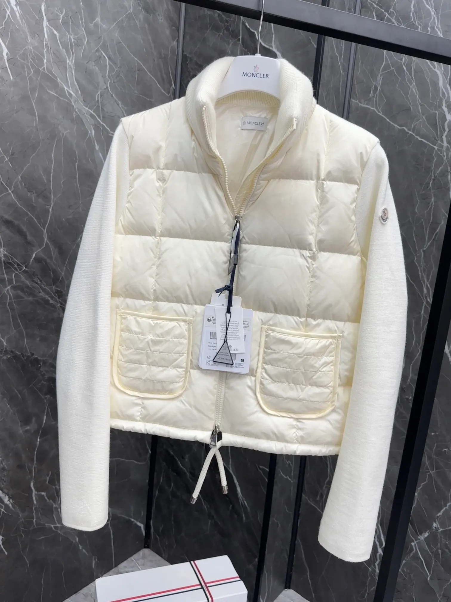 P600 New in Down ⬆️Moncler women’s padded wool zipper cardigan. This women’s wool cardigan is filled with down and can be styled in a variety of ways depending on the weather. (⚠️ Made of real wool, it will be slightly prickly when worn close to the body. It is recommended to match it with an inner layer. Fairies who are more concerned about it should not place an order.) This cardigan is made of wool and is filled with down on the front, back and collar. Lightweight knitted piece with a high collar and zip style. Details •Made from fine merino wool •Longue saison lining •Down filling at front, back and collar •Punto Milano stitching •14 stitches •Zip closure •Patch pockets •Drawstring hem Size: 1-4 Off-White Black L258031