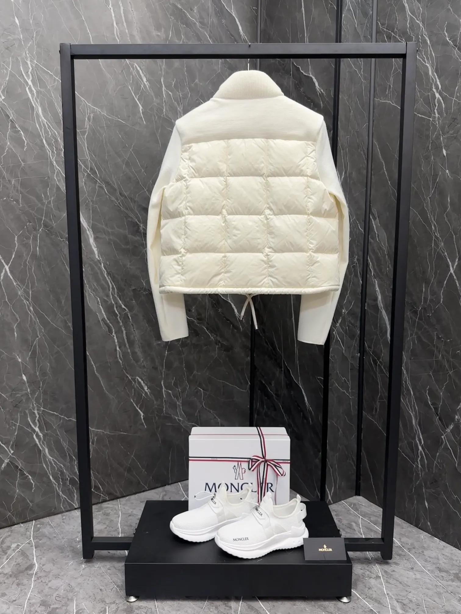P600 New in Down ⬆️Moncler women’s padded wool zipper cardigan. This women’s wool cardigan is filled with down and can be styled in a variety of ways depending on the weather. (⚠️ Made of real wool, it will be slightly prickly when worn close to the body. It is recommended to match it with an inner layer. Fairies who are more concerned about it should not place an order.) This cardigan is made of wool and is filled with down on the front, back and collar. Lightweight knitted piece with a high collar and zip style. Details •Made from fine merino wool •Longue saison lining •Down filling at front, back and collar •Punto Milano stitching •14 stitches •Zip closure •Patch pockets •Drawstring hem Size: 1-4 Off-White Black L258031