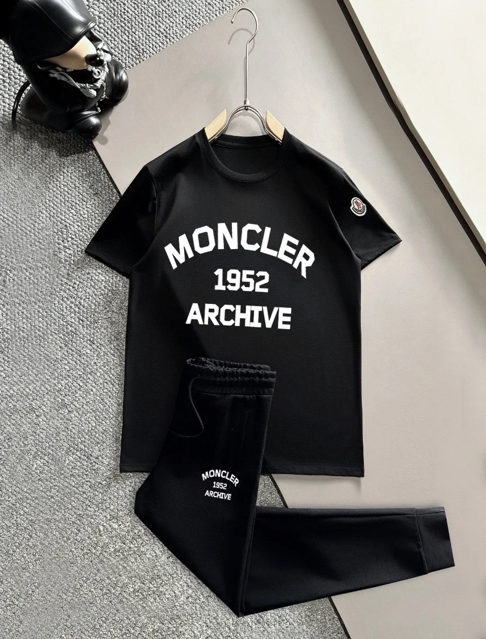 P320 [MONCLER] (Fat Man's Gospel) The same style as the 2025 official website. World-renowned luxury brand. Summer men's (double mercerized) high-quality 🐂 suit. It is made of imported original fabrics. It is a trendy style of the season and a versatile hit. Simple and elegant, precise workmanship allows you to be at the top of fashion. Size: M-5XL (can be worn up to 220 pounds)