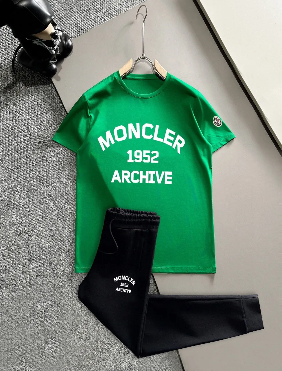 P320 [MONCLER] (Fat Man's Gospel) The same style as the 2025 official website. World-renowned luxury brand. Summer men's (double mercerized) high-quality 🐂 suit. It is made of imported original fabrics. It is a trendy style of the season and a versatile hit. Simple and elegant, precise workmanship allows you to be at the top of fashion. Size: M-5XL (can be worn up to 220 pounds)