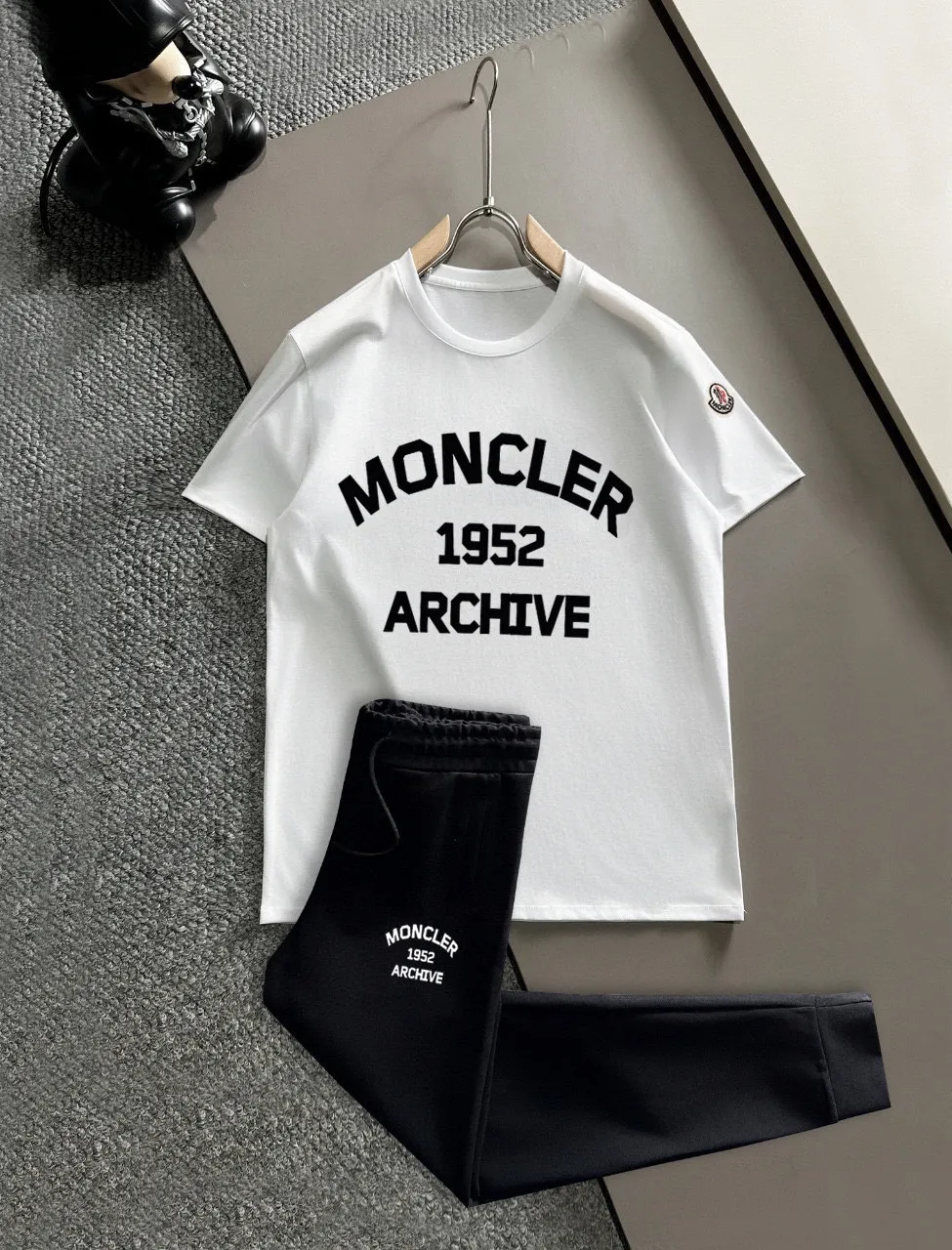 P320 [MONCLER] (Fat Man's Gospel) The same style as the 2025 official website. World-renowned luxury brand. Summer men's (double mercerized) high-quality 🐂 suit. It is made of imported original fabrics. It is a trendy style of the season and a versatile hit. Simple and elegant, precise workmanship allows you to be at the top of fashion. Size: M-5XL (can be worn up to 220 pounds)