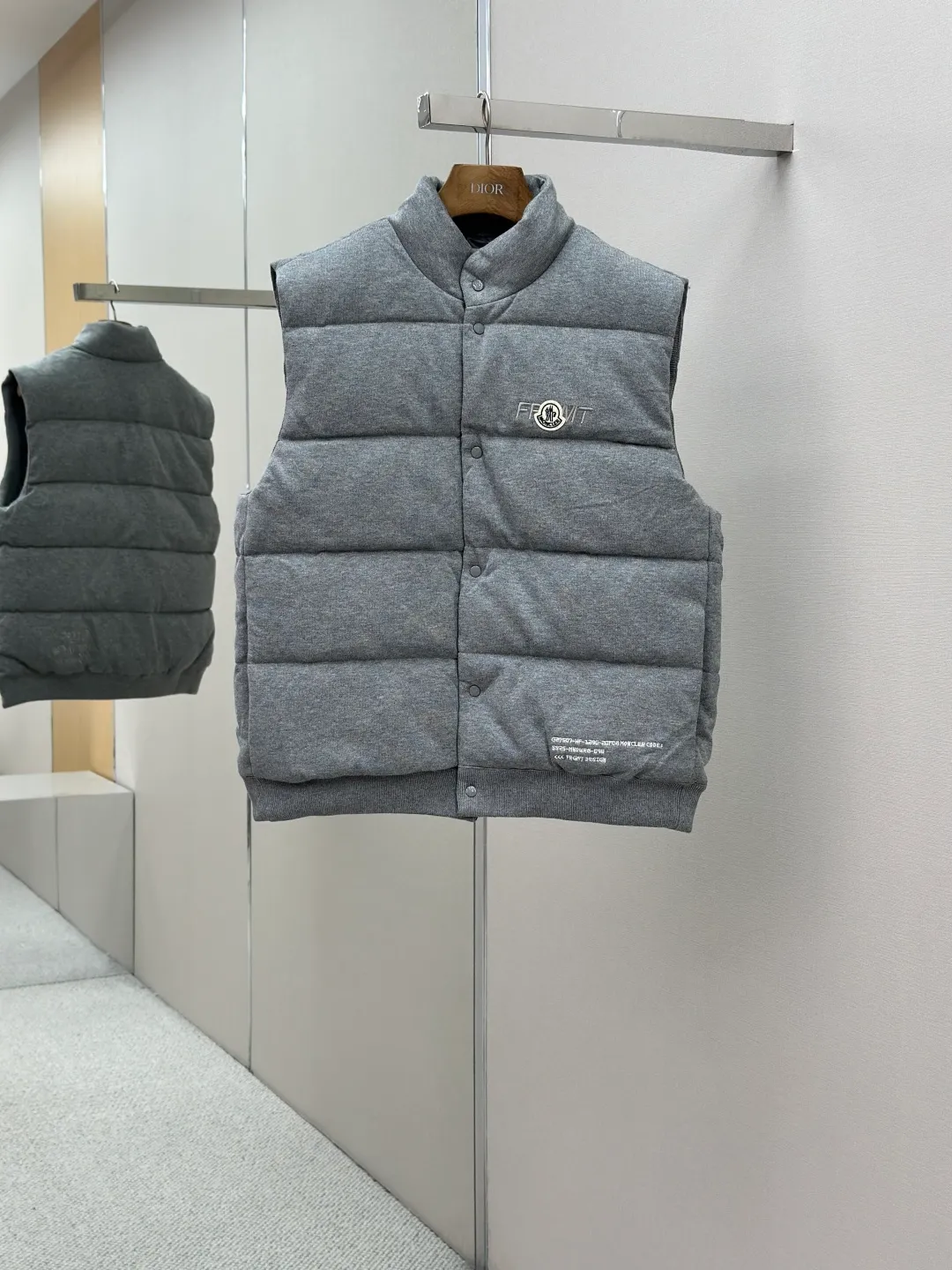 P780 MONCLER cotton embroidered down. Fabric selection: Made of 100% cotton fiber, a lightweight knitted fabric with soft touch. The knitted structure gives the fabric a certain degree of elasticity in the horizontal and vertical directions. Even though it is down, it can move freely without any sense of restraint. The air between the coils can circulate freely. It has good breathability and is not easy to accumulate moisture inside, improving the wearing experience. Lining fabric: The high-density lining is woven with ultra-fine nylon denier, with a thickness of 0.08mm to avoid increasing the overall weight and making it smooth to wear. The high-density woven structure forms a wind resistance layer to protect the thermal efficiency of the thermal layer from loss. It can also withstand the expansion pressure of down and prevent deformation and damage after long-term use. Process: The embroidery machine's high-precision computing system controls the coordinated operation of the machine head, needle bar, and bobbin. The fabric frame moves accurately in the horizontal and vertical directions to form a stitch track. The upper and lower thread tensions are adjusted to ensure that the stitches are smooth and free of floating threads. The chest, lower front and lower back panels are decorated with three different letter embroideries. The finished product has clear patterns and no burrs on the edges. 90 national standard high-quality white duck down: Selected high-fill down, with a fill power of 650fp, light and warm, with excellent temperature locking performance and good resilience. Accessories: Customized badges Customized snaps Customized three-label Customized zipper puller SIZE: S M L XL