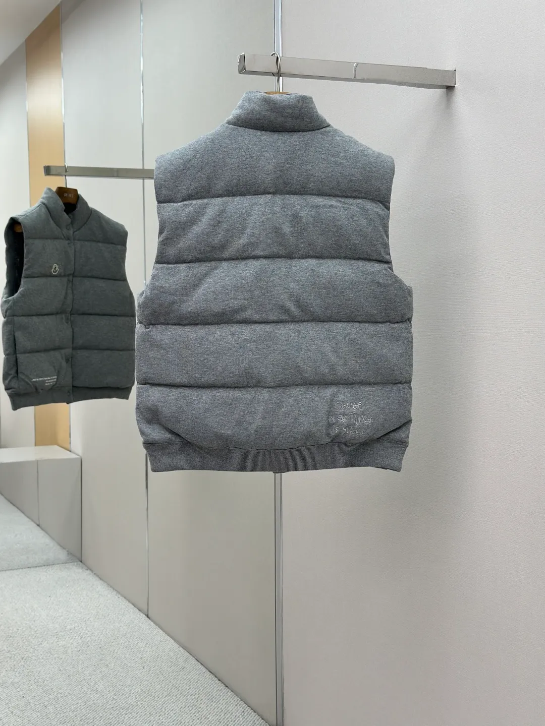 P780 MONCLER cotton embroidered down. Fabric selection: Made of 100% cotton fiber, a lightweight knitted fabric with soft touch. The knitted structure gives the fabric a certain degree of elasticity in the horizontal and vertical directions. Even though it is down, it can move freely without any sense of restraint. The air between the coils can circulate freely. It has good breathability and is not easy to accumulate moisture inside, improving the wearing experience. Lining fabric: The high-density lining is woven with ultra-fine nylon denier, with a thickness of 0.08mm to avoid increasing the overall weight and making it smooth to wear. The high-density woven structure forms a wind resistance layer to protect the thermal efficiency of the thermal layer from loss. It can also withstand the expansion pressure of down and prevent deformation and damage after long-term use. Process: The embroidery machine's high-precision computing system controls the coordinated operation of the machine head, needle bar, and bobbin. The fabric frame moves accurately in the horizontal and vertical directions to form a stitch track. The upper and lower thread tensions are adjusted to ensure that the stitches are smooth and free of floating threads. The chest, lower front and lower back panels are decorated with three different letter embroideries. The finished product has clear patterns and no burrs on the edges. 90 national standard high-quality white duck down: Selected high-fill down, with a fill power of 650fp, light and warm, with excellent temperature locking performance and good resilience. Accessories: Customized badges Customized snaps Customized three-label Customized zipper puller SIZE: S M L XL