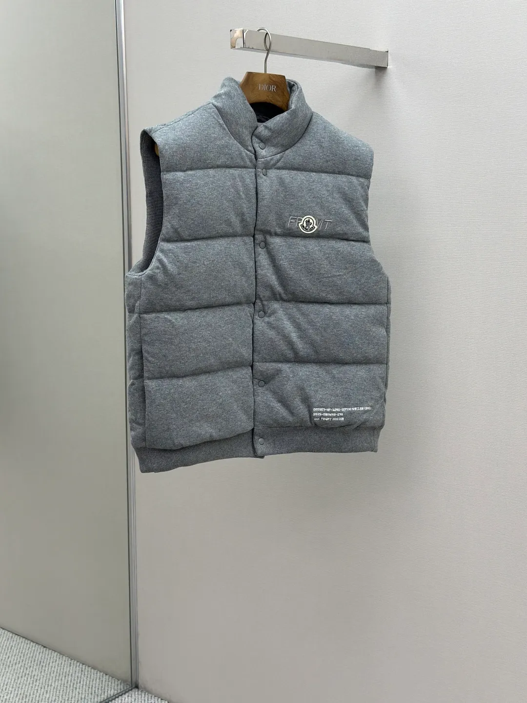 P780 MONCLER cotton embroidered down. Fabric selection: Made of 100% cotton fiber, a lightweight knitted fabric with soft touch. The knitted structure gives the fabric a certain degree of elasticity in the horizontal and vertical directions. Even though it is down, it can move freely without any sense of restraint. The air between the coils can circulate freely. It has good breathability and is not easy to accumulate moisture inside, improving the wearing experience. Lining fabric: The high-density lining is woven with ultra-fine nylon denier, with a thickness of 0.08mm to avoid increasing the overall weight and making it smooth to wear. The high-density woven structure forms a wind resistance layer to protect the thermal efficiency of the thermal layer from loss. It can also withstand the expansion pressure of down and prevent deformation and damage after long-term use. Process: The embroidery machine's high-precision computing system controls the coordinated operation of the machine head, needle bar, and bobbin. The fabric frame moves accurately in the horizontal and vertical directions to form a stitch track. The upper and lower thread tensions are adjusted to ensure that the stitches are smooth and free of floating threads. The chest, lower front and lower back panels are decorated with three different letter embroideries. The finished product has clear patterns and no burrs on the edges. 90 national standard high-quality white duck down: Selected high-fill down, with a fill power of 650fp, light and warm, with excellent temperature locking performance and good resilience. Accessories: Customized badges Customized snaps Customized three-label Customized zipper puller SIZE: S M L XL