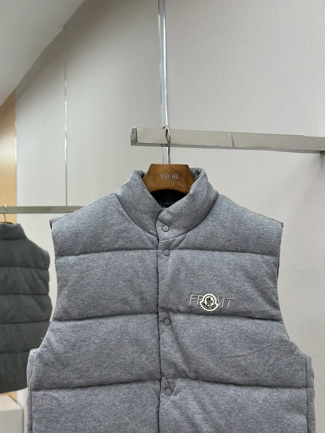 P780 MONCLER cotton embroidered down. Fabric selection: Made of 100% cotton fiber, a lightweight knitted fabric with soft touch. The knitted structure gives the fabric a certain degree of elasticity in the horizontal and vertical directions. Even though it is down, it can move freely without any sense of restraint. The air between the coils can circulate freely. It has good breathability and is not easy to accumulate moisture inside, improving the wearing experience. Lining fabric: The high-density lining is woven with ultra-fine nylon denier, with a thickness of 0.08mm to avoid increasing the overall weight and making it smooth to wear. The high-density woven structure forms a wind resistance layer to protect the thermal efficiency of the thermal layer from loss. It can also withstand the expansion pressure of down and prevent deformation and damage after long-term use. Process: The embroidery machine's high-precision computing system controls the coordinated operation of the machine head, needle bar, and bobbin. The fabric frame moves accurately in the horizontal and vertical directions to form a stitch track. The upper and lower thread tensions are adjusted to ensure that the stitches are smooth and free of floating threads. The chest, lower front and lower back panels are decorated with three different letter embroideries. The finished product has clear patterns and no burrs on the edges. 90 national standard high-quality white duck down: Selected high-fill down, with a fill power of 650fp, light and warm, with excellent temperature locking performance and good resilience. Accessories: Customized badges Customized snaps Customized three-label Customized zipper puller SIZE: S M L XL