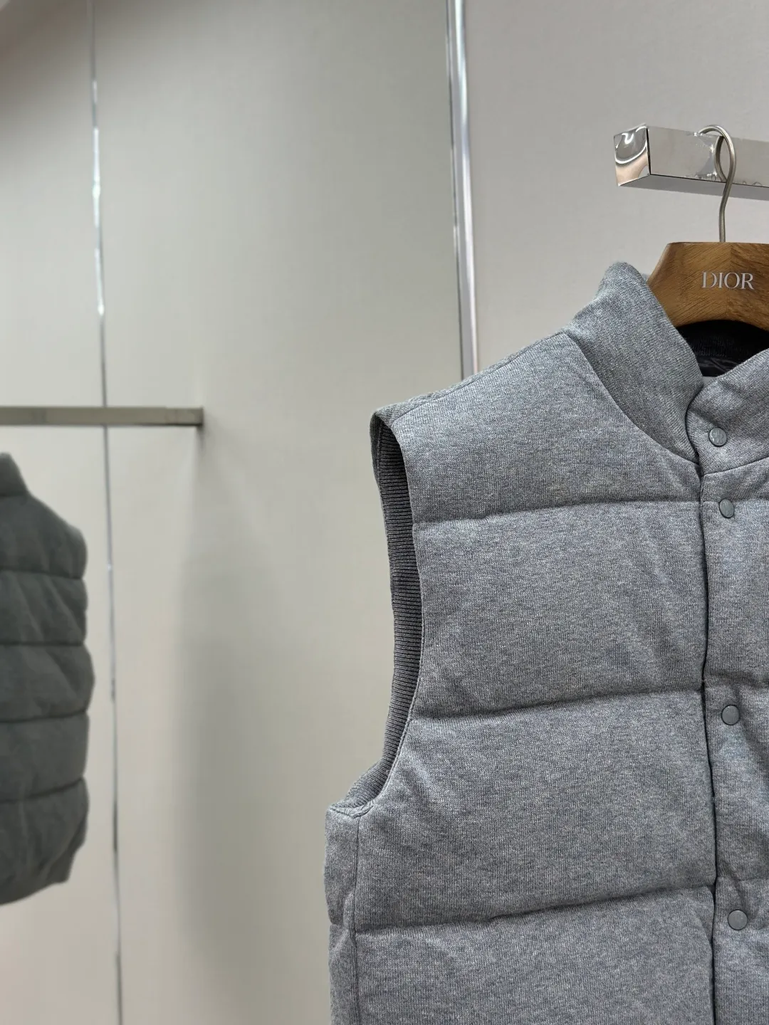 P780 MONCLER cotton embroidered down. Fabric selection: Made of 100% cotton fiber, a lightweight knitted fabric with soft touch. The knitted structure gives the fabric a certain degree of elasticity in the horizontal and vertical directions. Even though it is down, it can move freely without any sense of restraint. The air between the coils can circulate freely. It has good breathability and is not easy to accumulate moisture inside, improving the wearing experience. Lining fabric: The high-density lining is woven with ultra-fine nylon denier, with a thickness of 0.08mm to avoid increasing the overall weight and making it smooth to wear. The high-density woven structure forms a wind resistance layer to protect the thermal efficiency of the thermal layer from loss. It can also withstand the expansion pressure of down and prevent deformation and damage after long-term use. Process: The embroidery machine's high-precision computing system controls the coordinated operation of the machine head, needle bar, and bobbin. The fabric frame moves accurately in the horizontal and vertical directions to form a stitch track. The upper and lower thread tensions are adjusted to ensure that the stitches are smooth and free of floating threads. The chest, lower front and lower back panels are decorated with three different letter embroideries. The finished product has clear patterns and no burrs on the edges. 90 national standard high-quality white duck down: Selected high-fill down, with a fill power of 650fp, light and warm, with excellent temperature locking performance and good resilience. Accessories: Customized badges Customized snaps Customized three-label Customized zipper puller SIZE: S M L XL