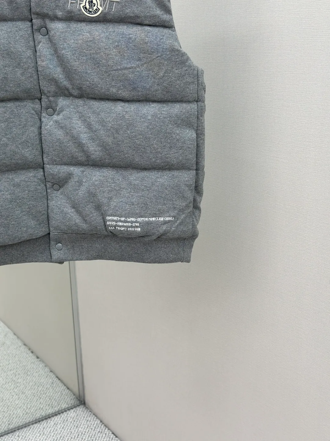 P780 MONCLER cotton embroidered down. Fabric selection: Made of 100% cotton fiber, a lightweight knitted fabric with soft touch. The knitted structure gives the fabric a certain degree of elasticity in the horizontal and vertical directions. Even though it is down, it can move freely without any sense of restraint. The air between the coils can circulate freely. It has good breathability and is not easy to accumulate moisture inside, improving the wearing experience. Lining fabric: The high-density lining is woven with ultra-fine nylon denier, with a thickness of 0.08mm to avoid increasing the overall weight and making it smooth to wear. The high-density woven structure forms a wind resistance layer to protect the thermal efficiency of the thermal layer from loss. It can also withstand the expansion pressure of down and prevent deformation and damage after long-term use. Process: The embroidery machine's high-precision computing system controls the coordinated operation of the machine head, needle bar, and bobbin. The fabric frame moves accurately in the horizontal and vertical directions to form a stitch track. The upper and lower thread tensions are adjusted to ensure that the stitches are smooth and free of floating threads. The chest, lower front and lower back panels are decorated with three different letter embroideries. The finished product has clear patterns and no burrs on the edges. 90 national standard high-quality white duck down: Selected high-fill down, with a fill power of 650fp, light and warm, with excellent temperature locking performance and good resilience. Accessories: Customized badges Customized snaps Customized three-label Customized zipper puller SIZE: S M L XL