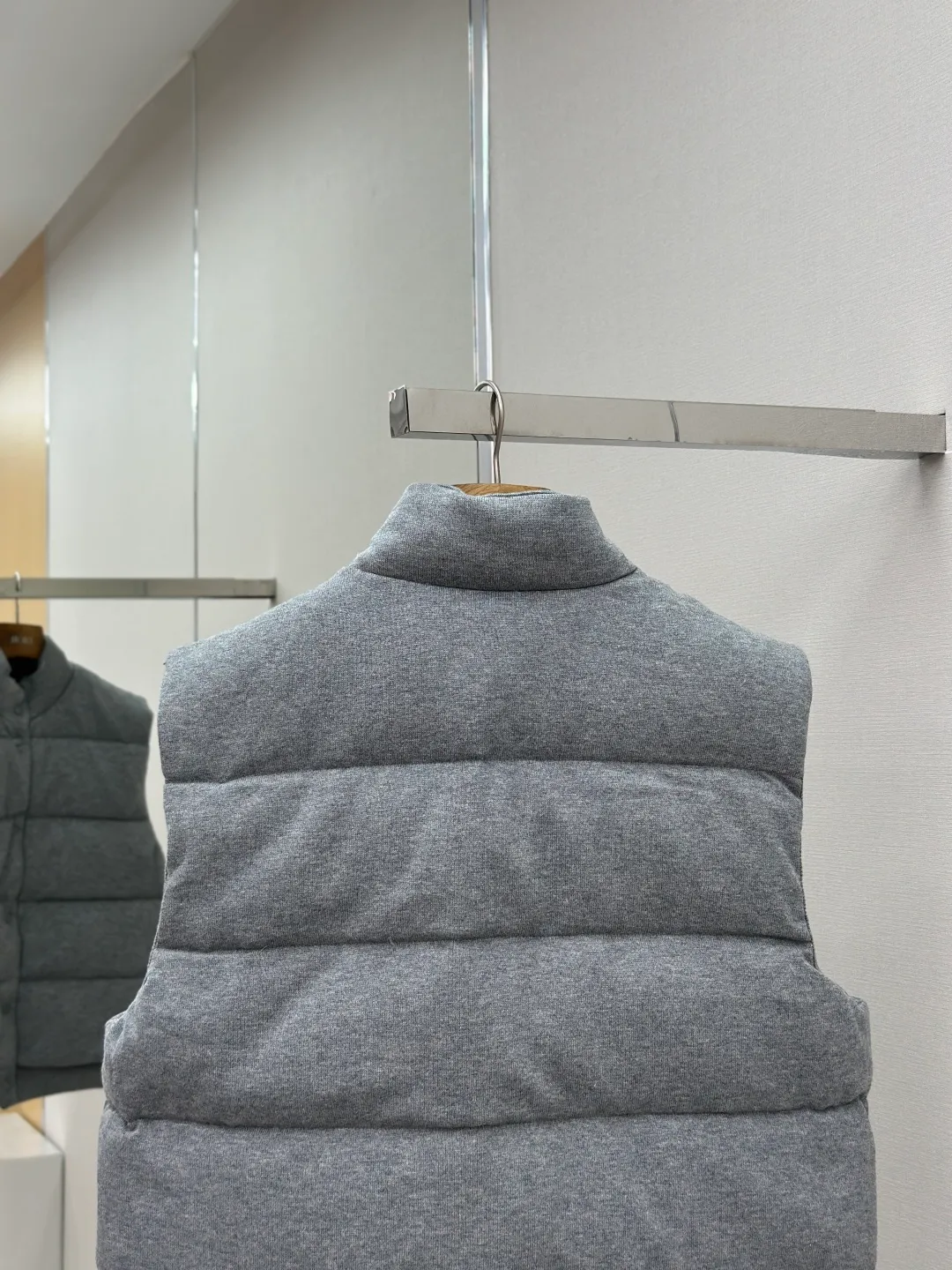 P780 MONCLER cotton embroidered down. Fabric selection: Made of 100% cotton fiber, a lightweight knitted fabric with soft touch. The knitted structure gives the fabric a certain degree of elasticity in the horizontal and vertical directions. Even though it is down, it can move freely without any sense of restraint. The air between the coils can circulate freely. It has good breathability and is not easy to accumulate moisture inside, improving the wearing experience. Lining fabric: The high-density lining is woven with ultra-fine nylon denier, with a thickness of 0.08mm to avoid increasing the overall weight and making it smooth to wear. The high-density woven structure forms a wind resistance layer to protect the thermal efficiency of the thermal layer from loss. It can also withstand the expansion pressure of down and prevent deformation and damage after long-term use. Process: The embroidery machine's high-precision computing system controls the coordinated operation of the machine head, needle bar, and bobbin. The fabric frame moves accurately in the horizontal and vertical directions to form a stitch track. The upper and lower thread tensions are adjusted to ensure that the stitches are smooth and free of floating threads. The chest, lower front and lower back panels are decorated with three different letter embroideries. The finished product has clear patterns and no burrs on the edges. 90 national standard high-quality white duck down: Selected high-fill down, with a fill power of 650fp, light and warm, with excellent temperature locking performance and good resilience. Accessories: Customized badges Customized snaps Customized three-label Customized zipper puller SIZE: S M L XL