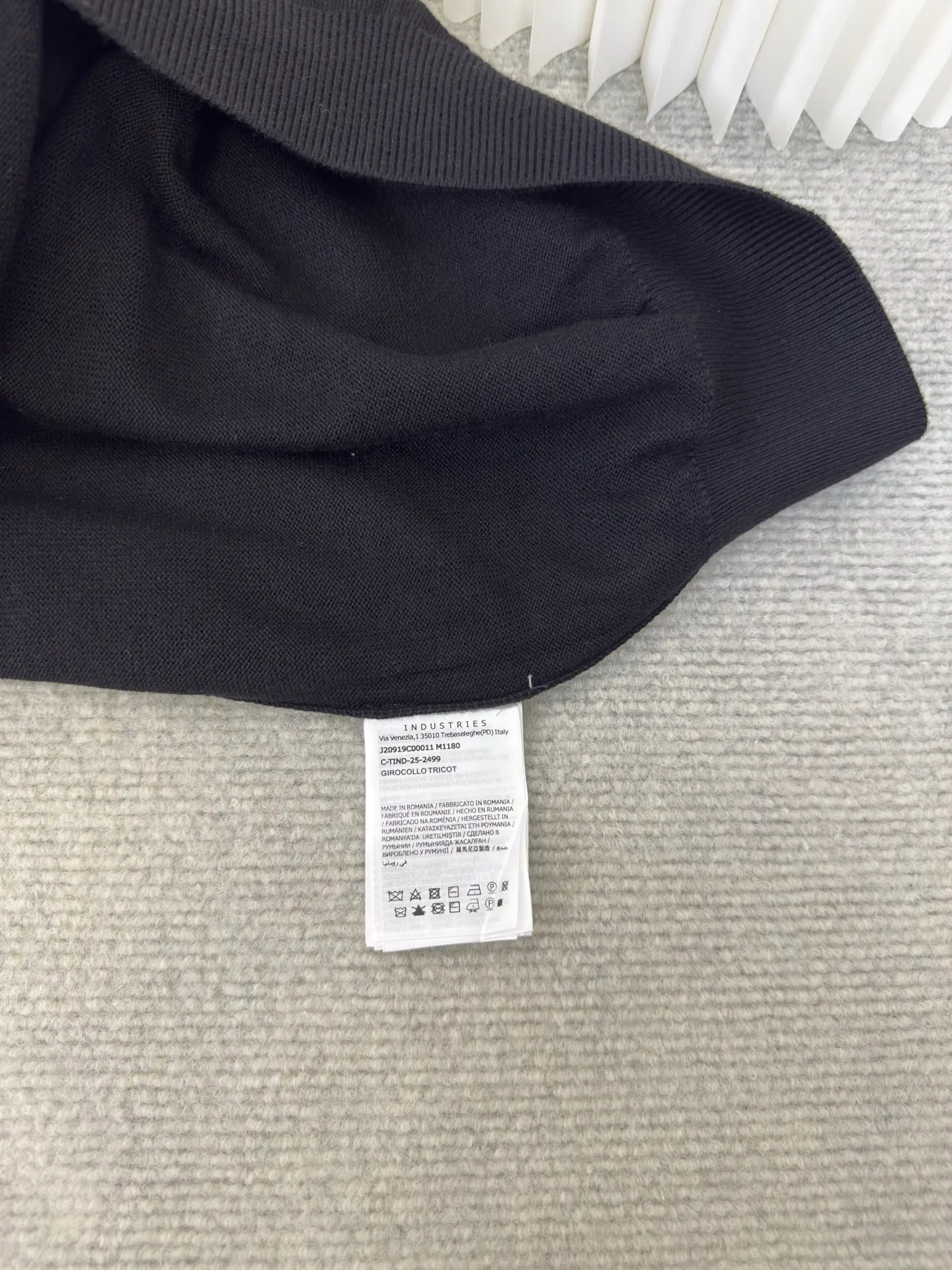 P440 MONCLER jacquard crew neck sweater is made of wool blended fabric, mainly 95% wool, combined with 4% nylon and 1% spandex. The main body of wool ensures the warmth and comfort of the clothing. The addition of a small amount of nylon and spandex significantly improves the elasticity and wear resistance. The ribbed decorative parts are made of 100% wool, which further enhances the overall texture.  Through the high needle count and fine gauge loom, combined with the orderly direction of the internal yarn, the floating threads are cleverly woven and stored, with almost no unnecessary thread mess. The color switching of each group of letters is synchronized with the knitting needles in milliseconds, forming a delicate letter LOGO jacquard decoration on the chest. Size S M L XL