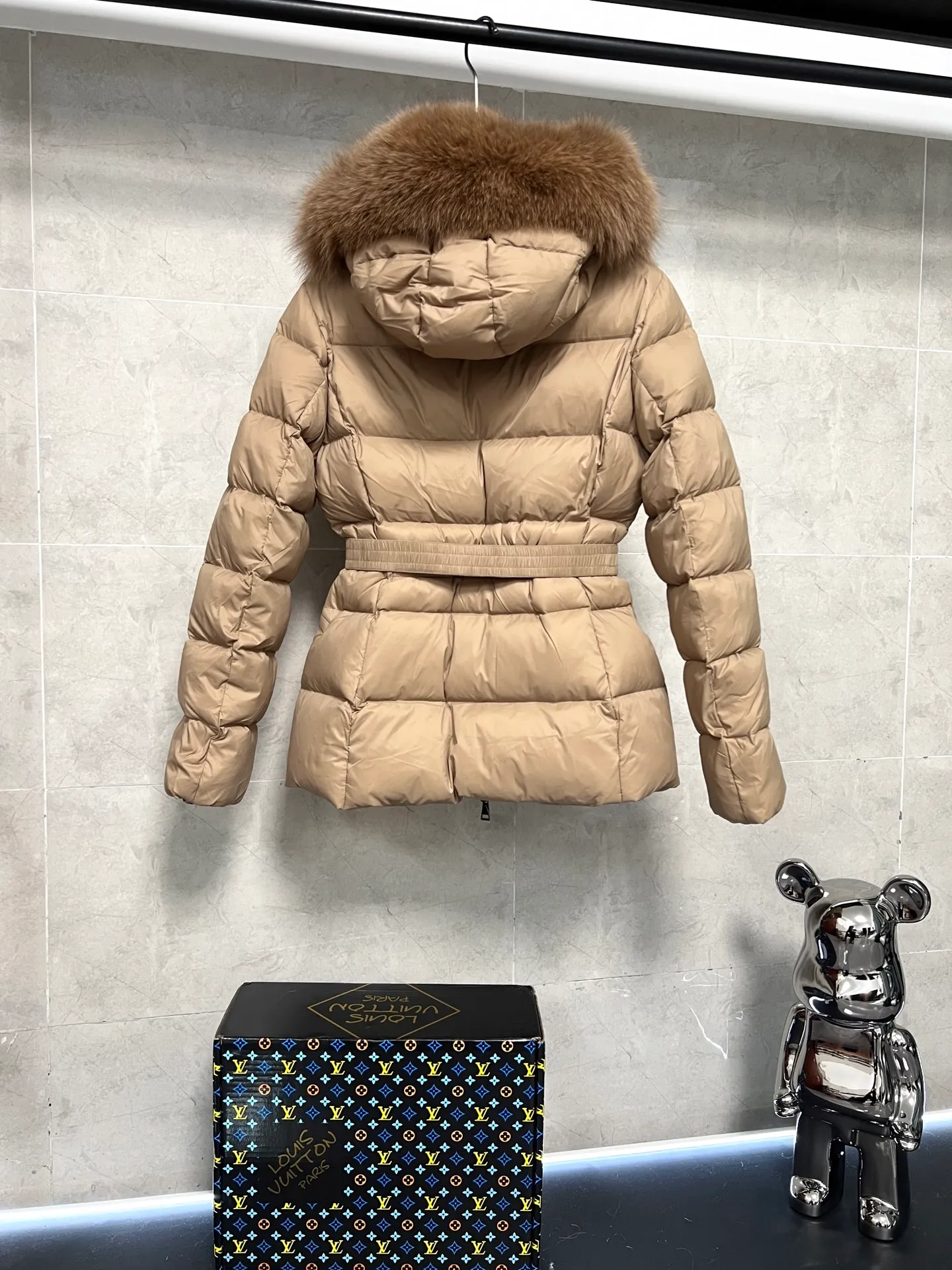 P1040 Moncler's new fur collar hooded waisted down jacket. The slim cut highlights the fluffy temperament of this down jacket. It is light and neat without any bloat. The fur collar at the neck is very textured. It is super slim and reduces your age. It is both warm and fashionable. It is definitely a versatile and unmistakable warm weapon for daily outings. Size: 1234