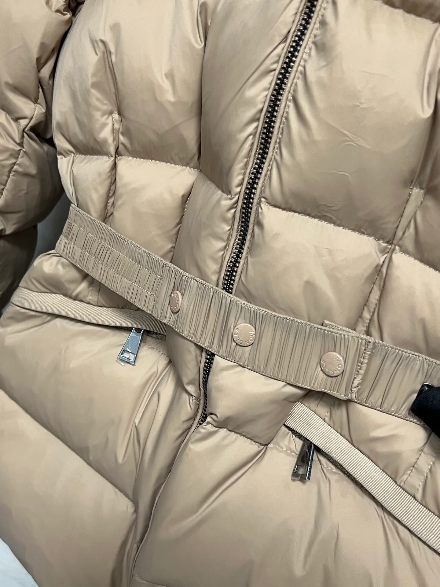 P1040 Moncler's new fur collar hooded waisted down jacket. The slim cut highlights the fluffy temperament of this down jacket. It is light and neat without any bloat. The fur collar at the neck is very textured. It is super slim and reduces your age. It is both warm and fashionable. It is definitely a versatile and unmistakable warm weapon for daily outings. Size: 1234