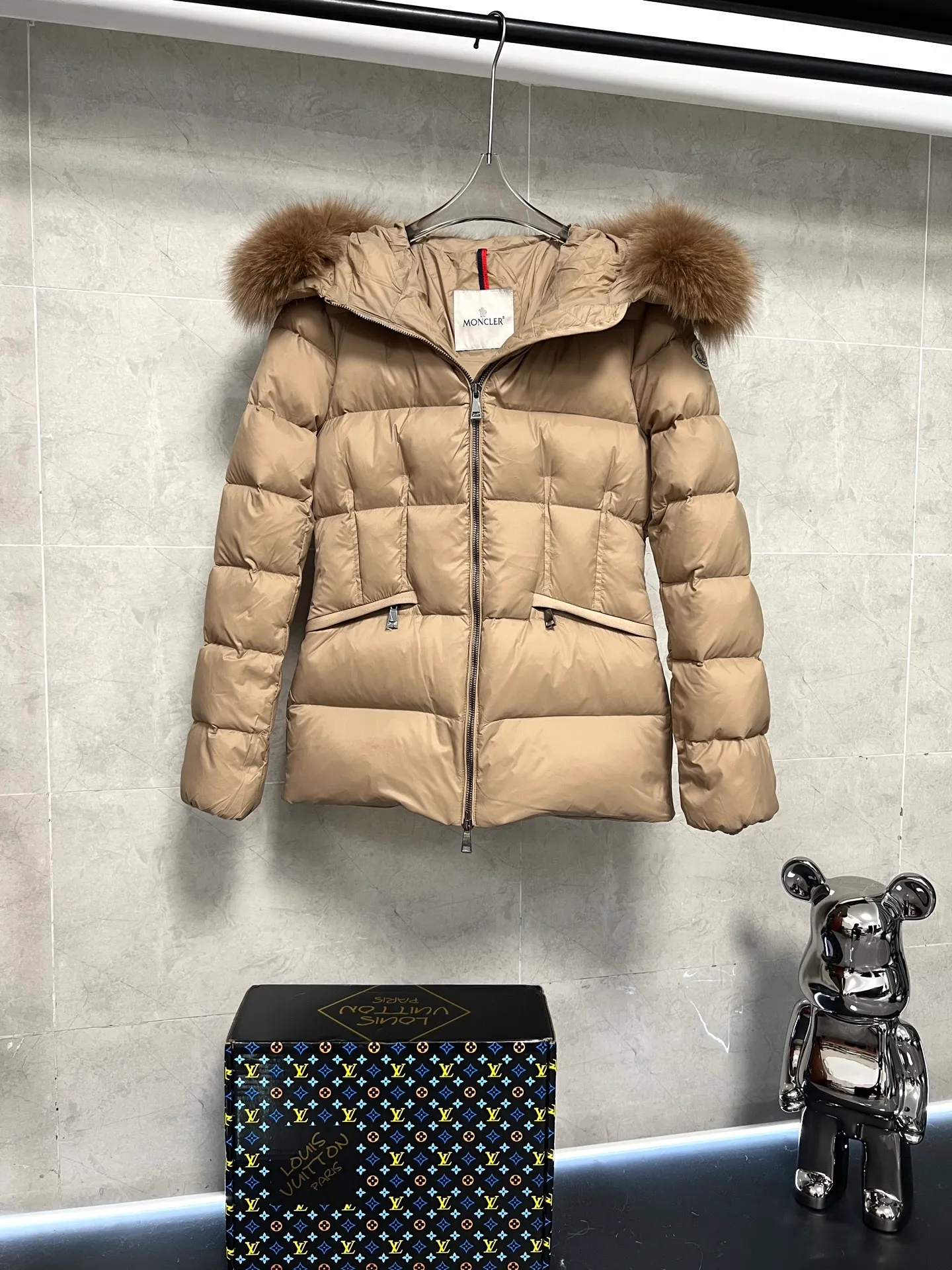 P1040 Moncler's new fur collar hooded waisted down jacket. The slim cut highlights the fluffy temperament of this down jacket. It is light and neat without any bloat. The fur collar at the neck is very textured. It is super slim and reduces your age. It is both warm and fashionable. It is definitely a versatile and unmistakable warm weapon for daily outings. Size: 1234