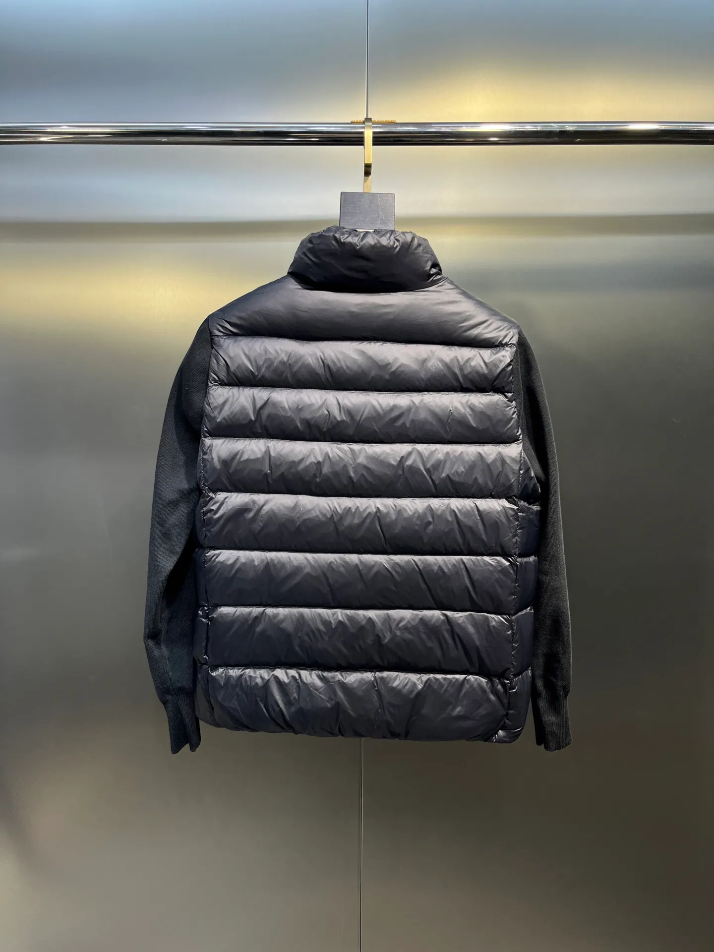 P640 Moncler 🌟 New simple stand-up collar wool knitted patchwork jacket single down! A must-have item for winter inner wear and early fall. The quilted short version with stand-up collar is versatile and easy to wear. The hidden small pocket design is age-reducing and fashionable. Imported lightweight memory silk fabric is breathable and lightweight! Imported machine sewing line technology. The upper body is pure and handsome. Original hardware accessories size: s m l