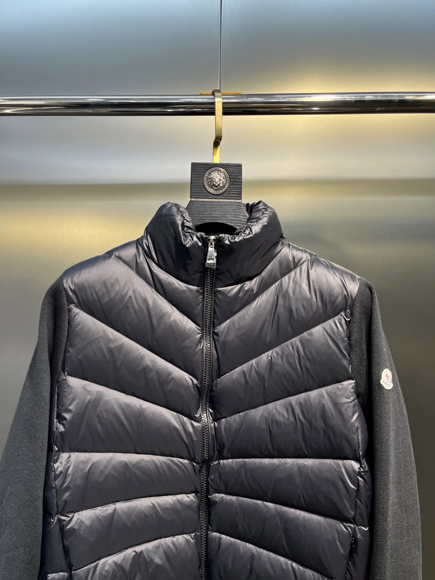 P640 Moncler 🌟 New simple stand-up collar wool knitted patchwork jacket single down! A must-have item for winter inner wear and early fall. The quilted short version with stand-up collar is versatile and easy to wear. The hidden small pocket design is age-reducing and fashionable. Imported lightweight memory silk fabric is breathable and lightweight! Imported machine sewing line technology. The upper body is pure and handsome. Original hardware accessories size: s m l