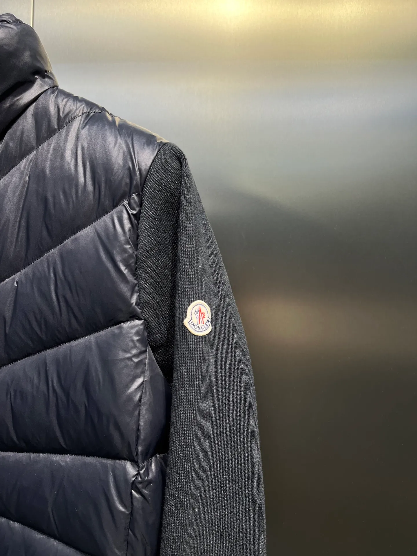 P640 Moncler 🌟 New simple stand-up collar wool knitted patchwork jacket single down! A must-have item for winter inner wear and early fall. The quilted short version with stand-up collar is versatile and easy to wear. The hidden small pocket design is age-reducing and fashionable. Imported lightweight memory silk fabric is breathable and lightweight! Imported machine sewing line technology. The upper body is pure and handsome. Original hardware accessories size: s m l