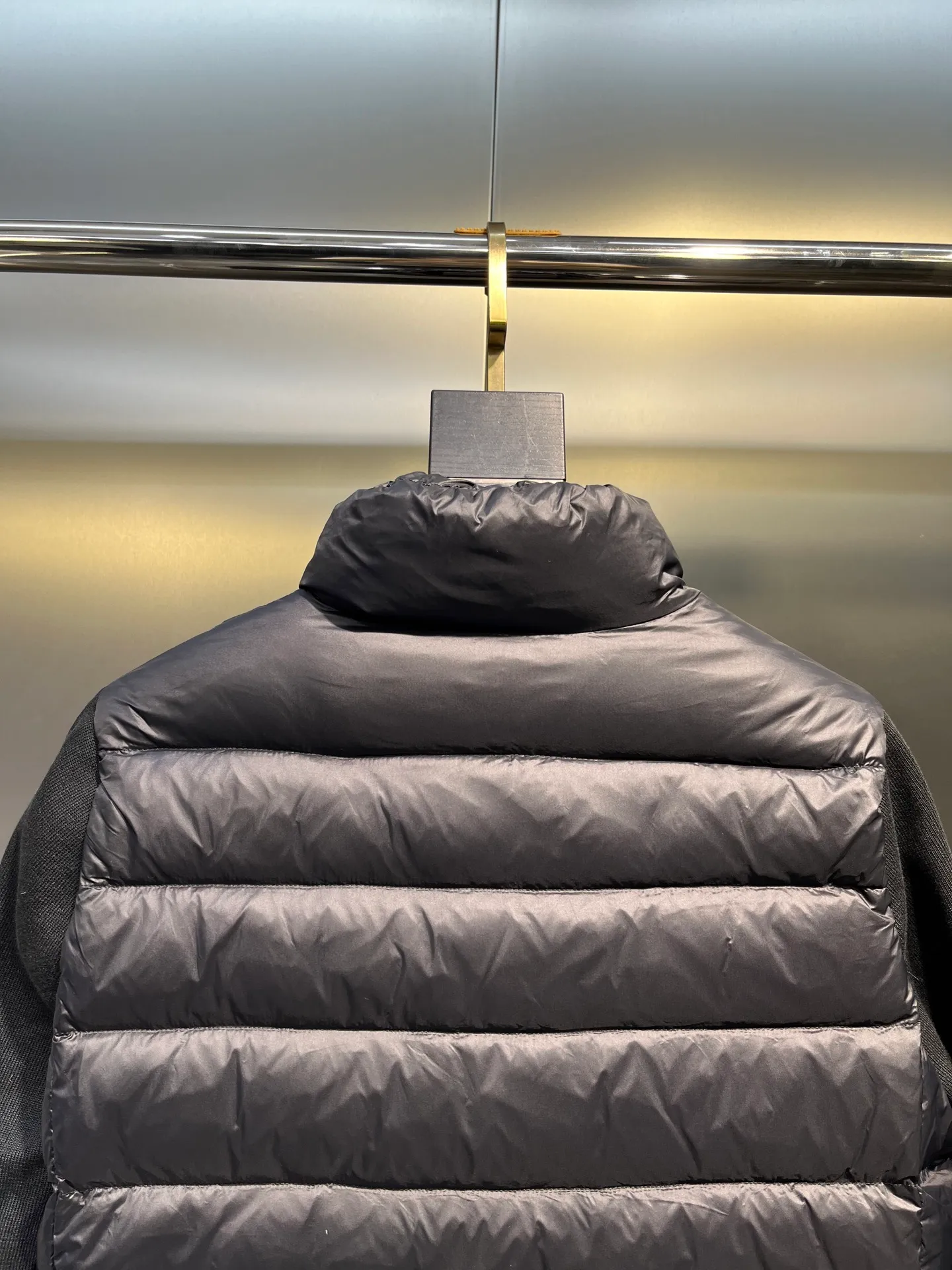 P640 Moncler 🌟 New simple stand-up collar wool knitted patchwork jacket single down! A must-have item for winter inner wear and early fall. The quilted short version with stand-up collar is versatile and easy to wear. The hidden small pocket design is age-reducing and fashionable. Imported lightweight memory silk fabric is breathable and lightweight! Imported machine sewing line technology. The upper body is pure and handsome. Original hardware accessories size: s m l