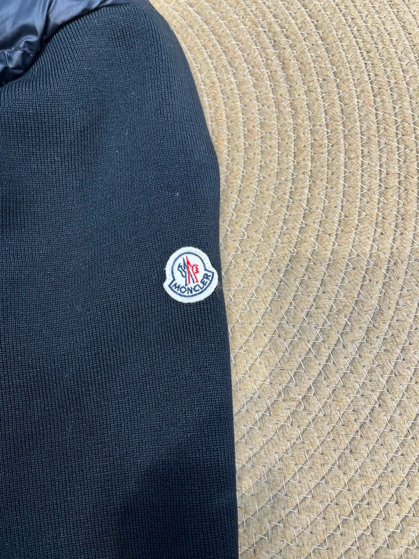 P640 Moncler 🌟 New simple stand-up collar wool knitted patchwork jacket single down! A must-have item for winter inner wear and early fall. The quilted short version with stand-up collar is versatile and easy to wear. The hidden small pocket design is age-reducing and fashionable. Imported lightweight memory silk fabric is breathable and lightweight! Imported machine sewing line technology. The upper body is pure and handsome. Original hardware accessories size: s m l