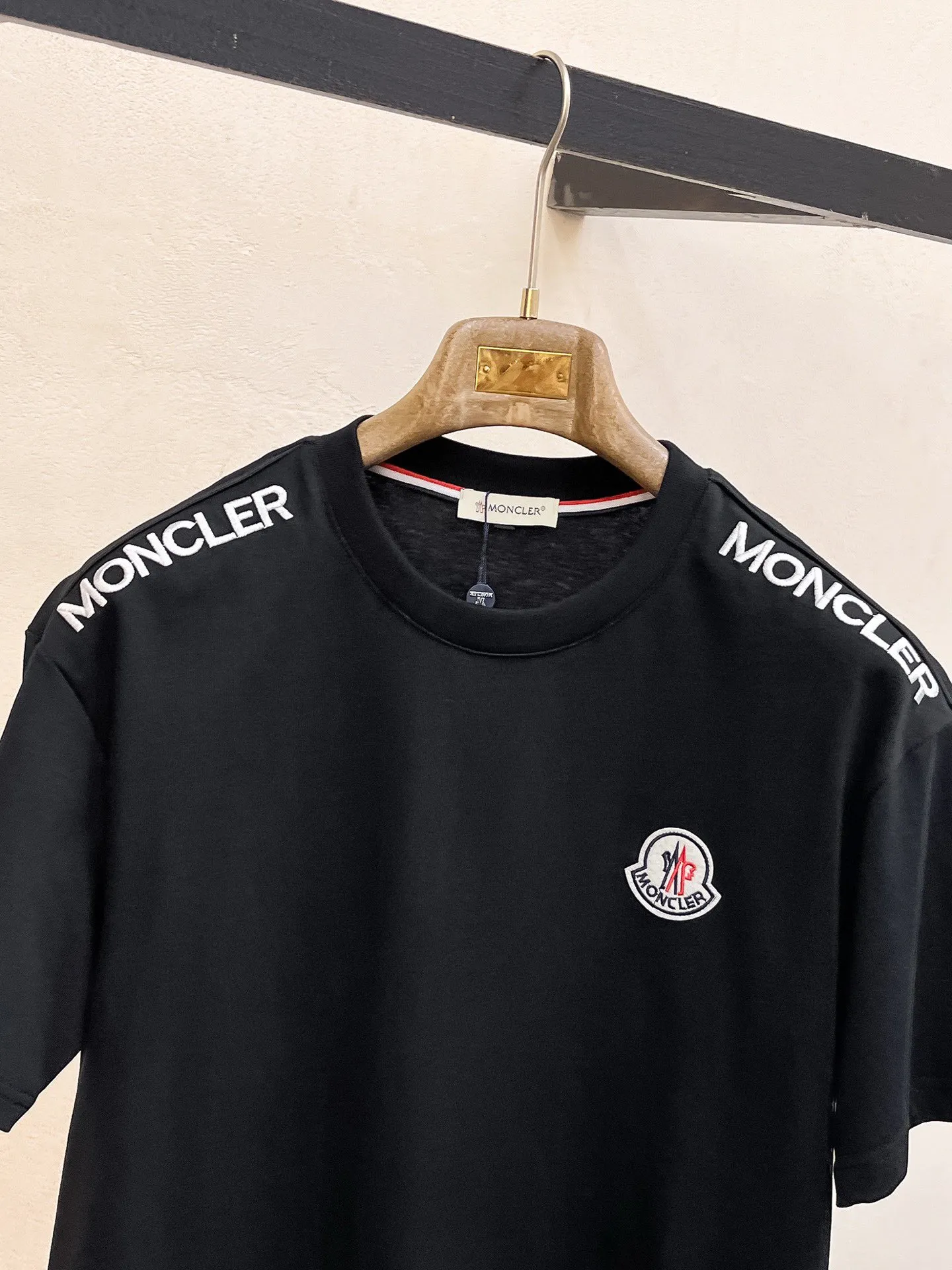 P560 Brand [MONCLER Mouth Covered] 2025 round neck short-sleeved shorts suit. The pure cotton fabric upper body will not be stuffy, the smooth and comfortable skin-friendly effect is more breathable, the fabric has its own texture, classic logo technology, a new interpretation from a unique angle, the first choice for fashion and versatility! Size: M-3XL (maximum wear: 190 pounds)