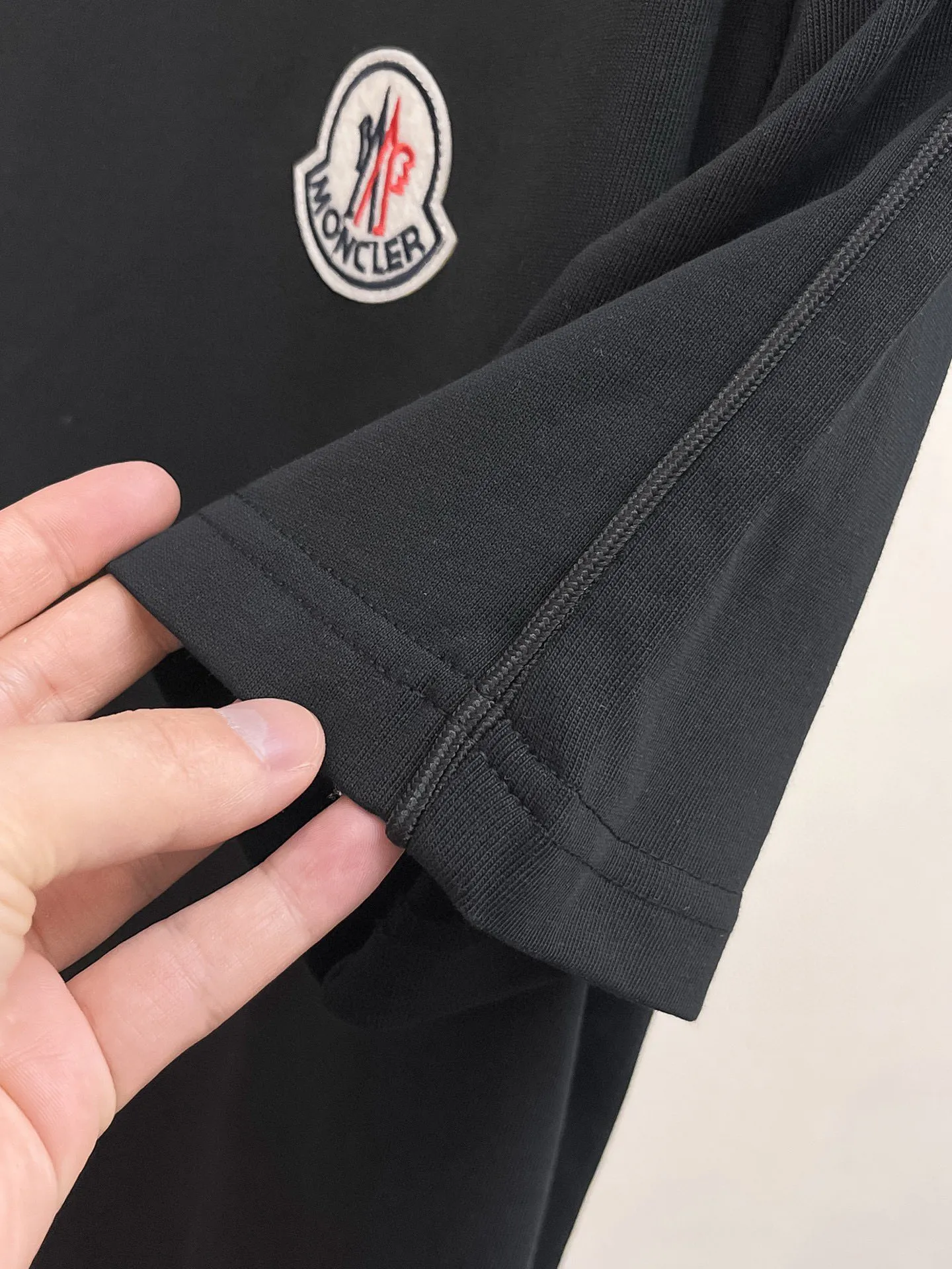 P560 Brand [MONCLER Mouth Covered] 2025 round neck short-sleeved shorts suit. The pure cotton fabric upper body will not be stuffy, the smooth and comfortable skin-friendly effect is more breathable, the fabric has its own texture, classic logo technology, a new interpretation from a unique angle, the first choice for fashion and versatility! Size: M-3XL (maximum wear: 190 pounds)