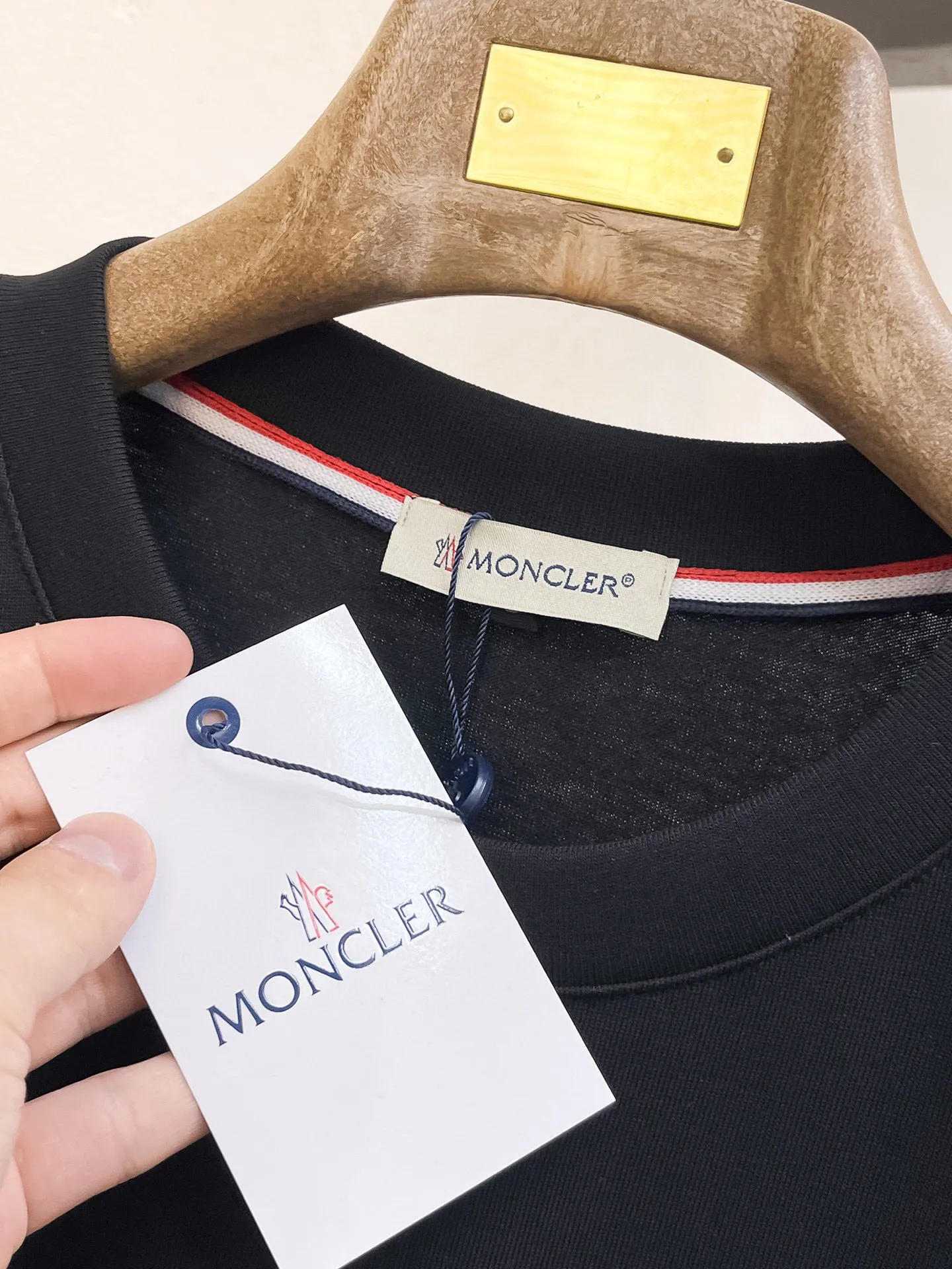 P560 Brand [MONCLER Mouth Covered] 2025 round neck short-sleeved shorts suit. The pure cotton fabric upper body will not be stuffy, the smooth and comfortable skin-friendly effect is more breathable, the fabric has its own texture, classic logo technology, a new interpretation from a unique angle, the first choice for fashion and versatility! Size: M-3XL (maximum wear: 190 pounds)