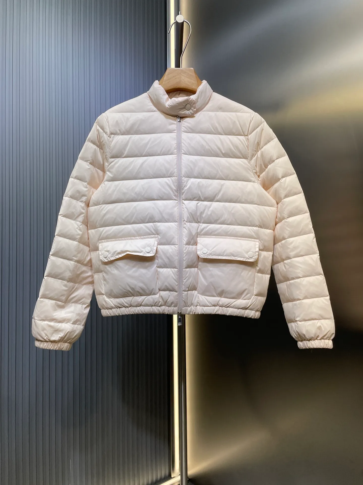P670 Moncler 🌟Thin stand-up collar and lapel down jacket. Customized YB imported nylon material. The craftsmanship is restored. Upgraded material. It has the waterproof, windproof and cold-proof function of nylon. White goose down filling inside. The whole piece is light and warm. Zipper placket. Lapel stand-up collar two-wear design. Classic rectangular strip embossed treatment. Various styles. Iconic logo patches on the outside of the arms are embellished to highlight a low-key sense of luxury. The flap pocket design is practical to keep out the cold. Exquisite details can successfully get rid of dullness. Integrating warmth and fashion. Customized surface accessories. Look for the correct version. Down filling standard: national standard. Down filling material: white duck down. Size: s m l