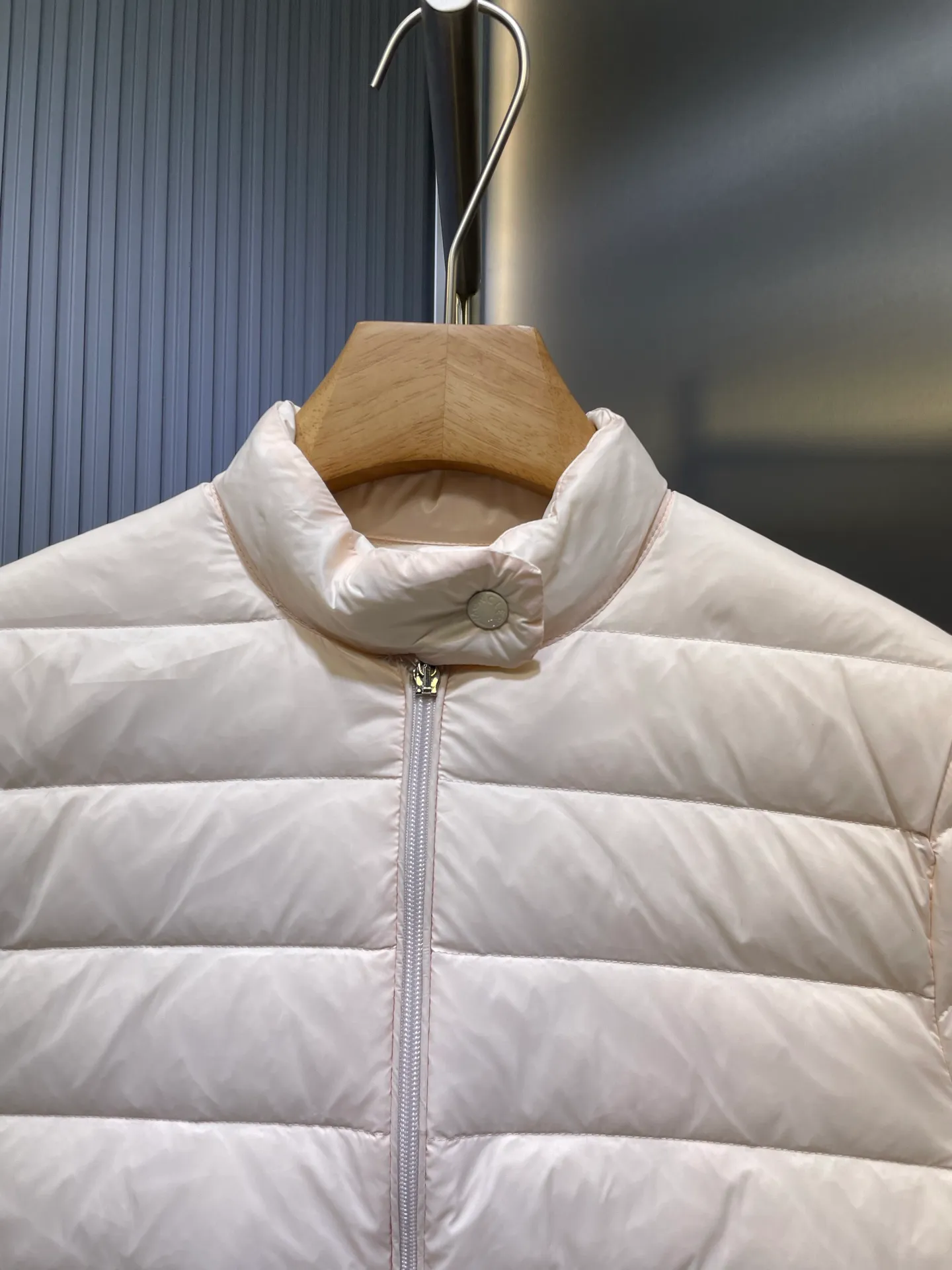 P670 Moncler 🌟Thin stand-up collar and lapel down jacket. Customized YB imported nylon material. The craftsmanship is restored. Upgraded material. It has the waterproof, windproof and cold-proof function of nylon. White goose down filling inside. The whole piece is light and warm. Zipper placket. Lapel stand-up collar two-wear design. Classic rectangular strip embossed treatment. Various styles. Iconic logo patches on the outside of the arms are embellished to highlight a low-key sense of luxury. The flap pocket design is practical to keep out the cold. Exquisite details can successfully get rid of dullness. Integrating warmth and fashion. Customized surface accessories. Look for the correct version. Down filling standard: national standard. Down filling material: white duck down. Size: s m l