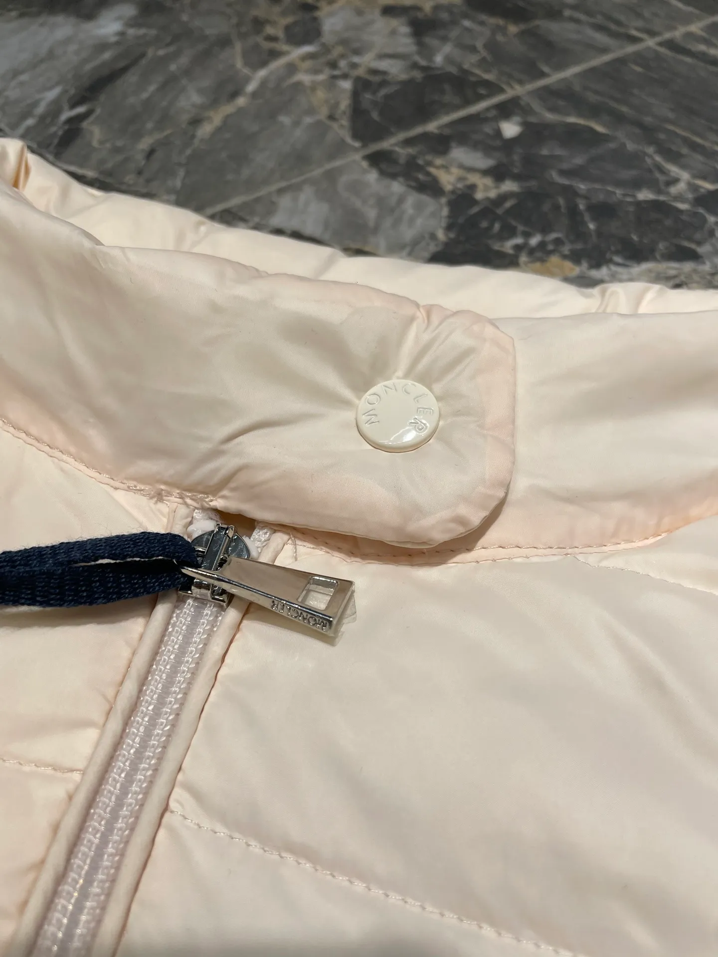P670 Moncler 🌟Thin stand-up collar and lapel down jacket. Customized YB imported nylon material. The craftsmanship is restored. Upgraded material. It has the waterproof, windproof and cold-proof function of nylon. White goose down filling inside. The whole piece is light and warm. Zipper placket. Lapel stand-up collar two-wear design. Classic rectangular strip embossed treatment. Various styles. Iconic logo patches on the outside of the arms are embellished to highlight a low-key sense of luxury. The flap pocket design is practical to keep out the cold. Exquisite details can successfully get rid of dullness. Integrating warmth and fashion. Customized surface accessories. Look for the correct version. Down filling standard: national standard. Down filling material: white duck down. Size: s m l