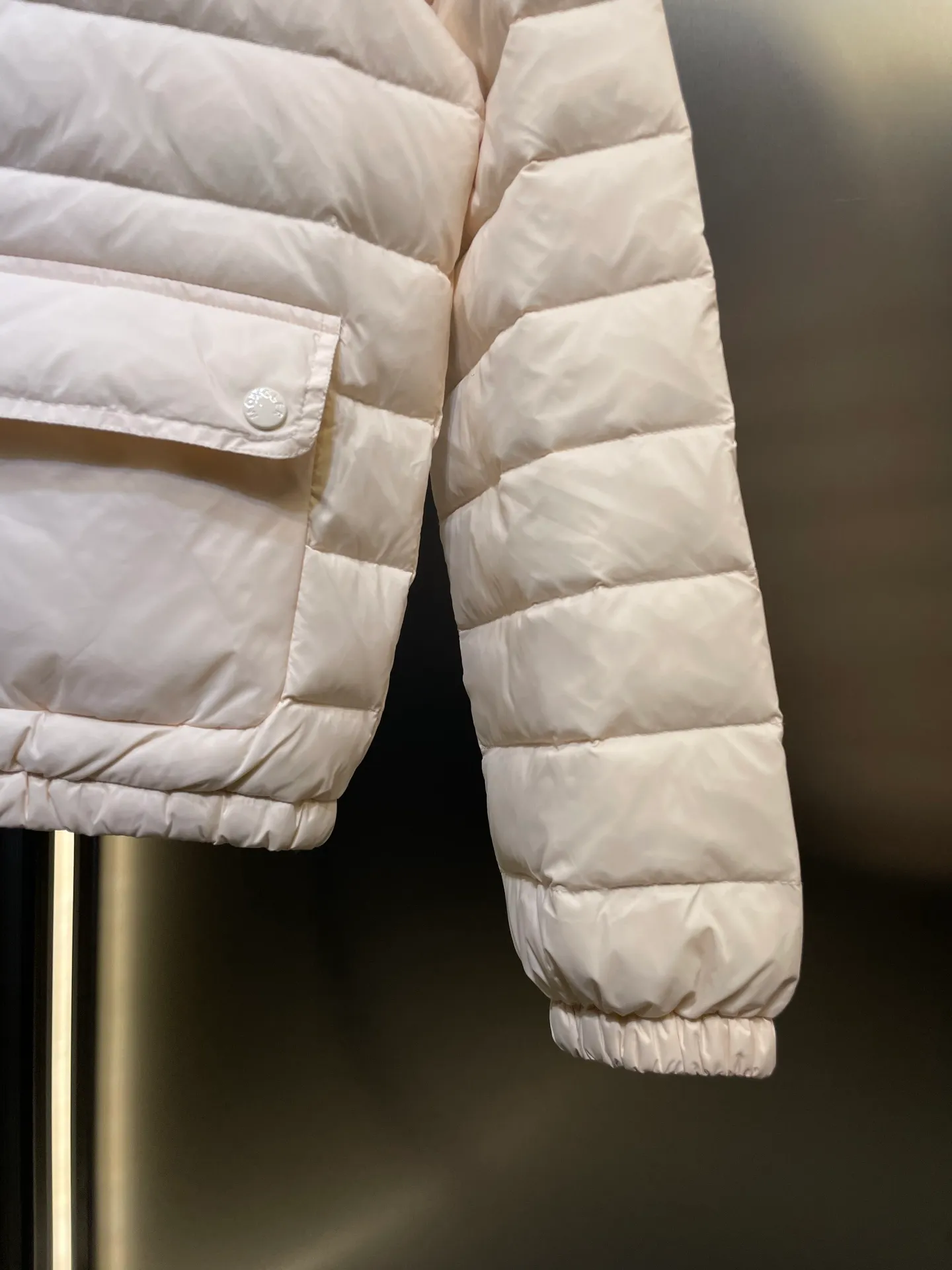 P670 Moncler 🌟Thin stand-up collar and lapel down jacket. Customized YB imported nylon material. The craftsmanship is restored. Upgraded material. It has the waterproof, windproof and cold-proof function of nylon. White goose down filling inside. The whole piece is light and warm. Zipper placket. Lapel stand-up collar two-wear design. Classic rectangular strip embossed treatment. Various styles. Iconic logo patches on the outside of the arms are embellished to highlight a low-key sense of luxury. The flap pocket design is practical to keep out the cold. Exquisite details can successfully get rid of dullness. Integrating warmth and fashion. Customized surface accessories. Look for the correct version. Down filling standard: national standard. Down filling material: white duck down. Size: s m l