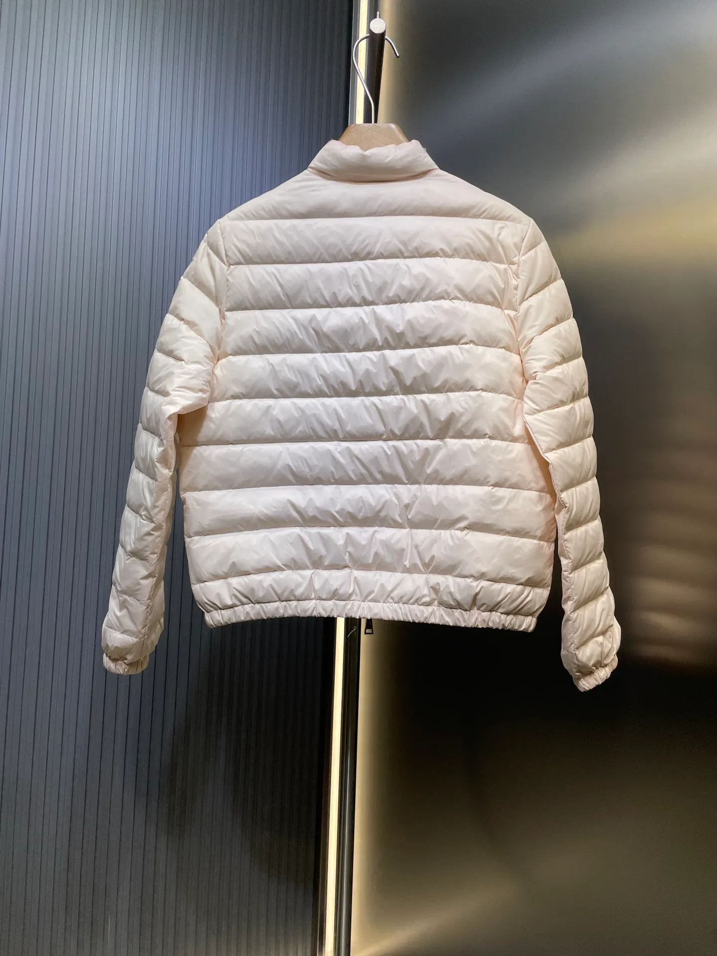 P670 Moncler 🌟Thin stand-up collar and lapel down jacket. Customized YB imported nylon material. The craftsmanship is restored. Upgraded material. It has the waterproof, windproof and cold-proof function of nylon. White goose down filling inside. The whole piece is light and warm. Zipper placket. Lapel stand-up collar two-wear design. Classic rectangular strip embossed treatment. Various styles. Iconic logo patches on the outside of the arms are embellished to highlight a low-key sense of luxury. The flap pocket design is practical to keep out the cold. Exquisite details can successfully get rid of dullness. Integrating warmth and fashion. Customized surface accessories. Look for the correct version. Down filling standard: national standard. Down filling material: white duck down. Size: s m l