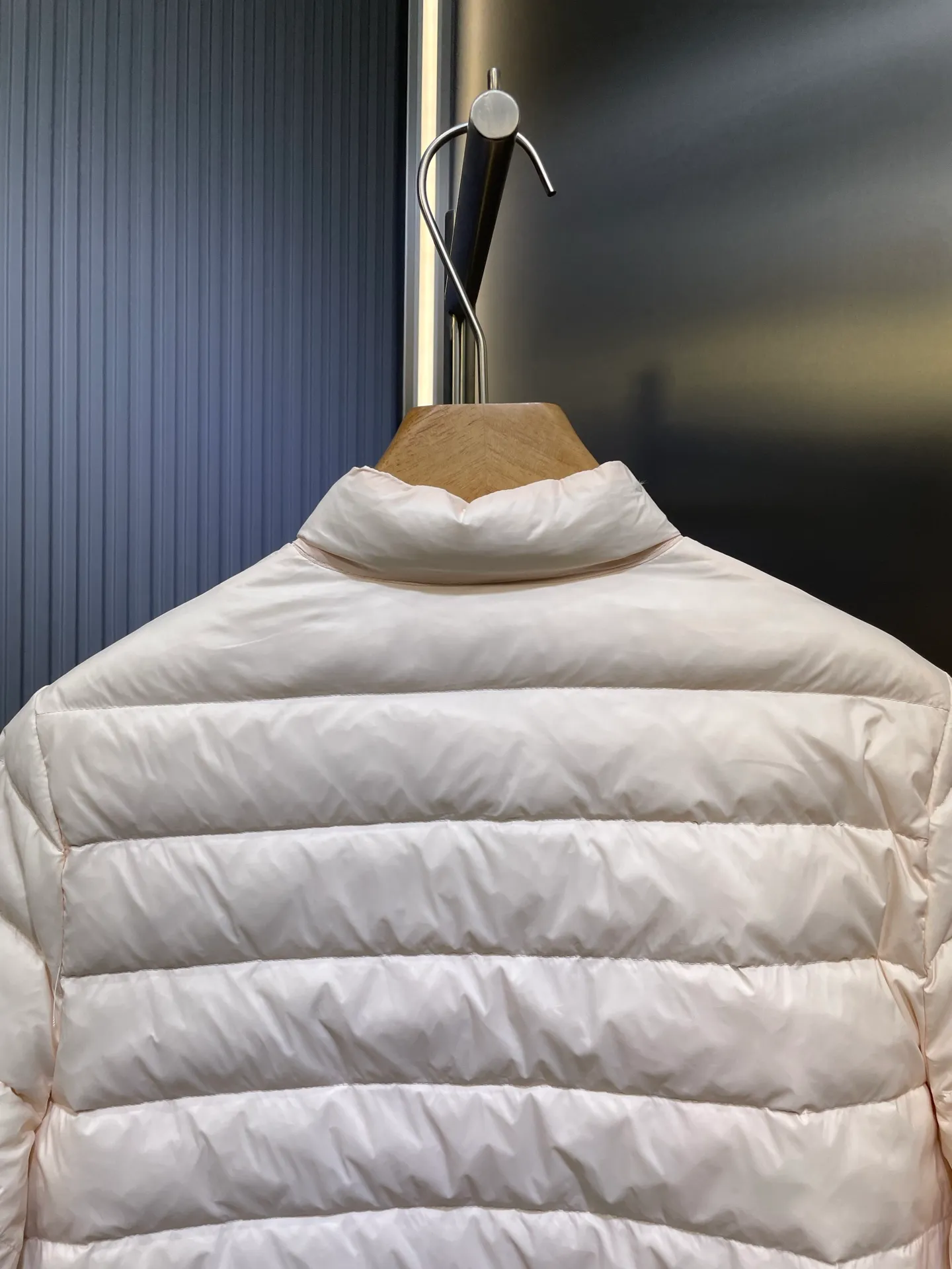 P670 Moncler 🌟Thin stand-up collar and lapel down jacket. Customized YB imported nylon material. The craftsmanship is restored. Upgraded material. It has the waterproof, windproof and cold-proof function of nylon. White goose down filling inside. The whole piece is light and warm. Zipper placket. Lapel stand-up collar two-wear design. Classic rectangular strip embossed treatment. Various styles. Iconic logo patches on the outside of the arms are embellished to highlight a low-key sense of luxury. The flap pocket design is practical to keep out the cold. Exquisite details can successfully get rid of dullness. Integrating warmth and fashion. Customized surface accessories. Look for the correct version. Down filling standard: national standard. Down filling material: white duck down. Size: s m l