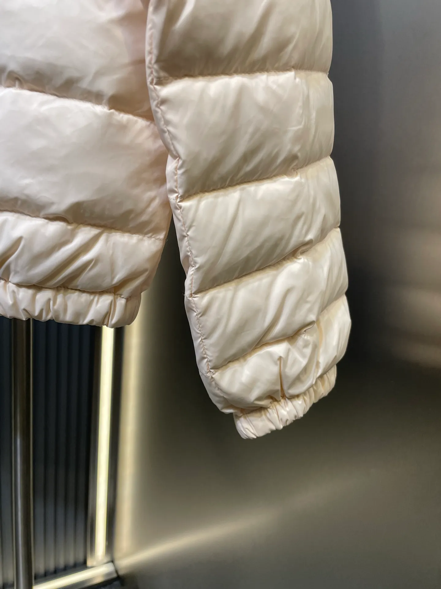 P670 Moncler 🌟Thin stand-up collar and lapel down jacket. Customized YB imported nylon material. The craftsmanship is restored. Upgraded material. It has the waterproof, windproof and cold-proof function of nylon. White goose down filling inside. The whole piece is light and warm. Zipper placket. Lapel stand-up collar two-wear design. Classic rectangular strip embossed treatment. Various styles. Iconic logo patches on the outside of the arms are embellished to highlight a low-key sense of luxury. The flap pocket design is practical to keep out the cold. Exquisite details can successfully get rid of dullness. Integrating warmth and fashion. Customized surface accessories. Look for the correct version. Down filling standard: national standard. Down filling material: white duck down. Size: s m l