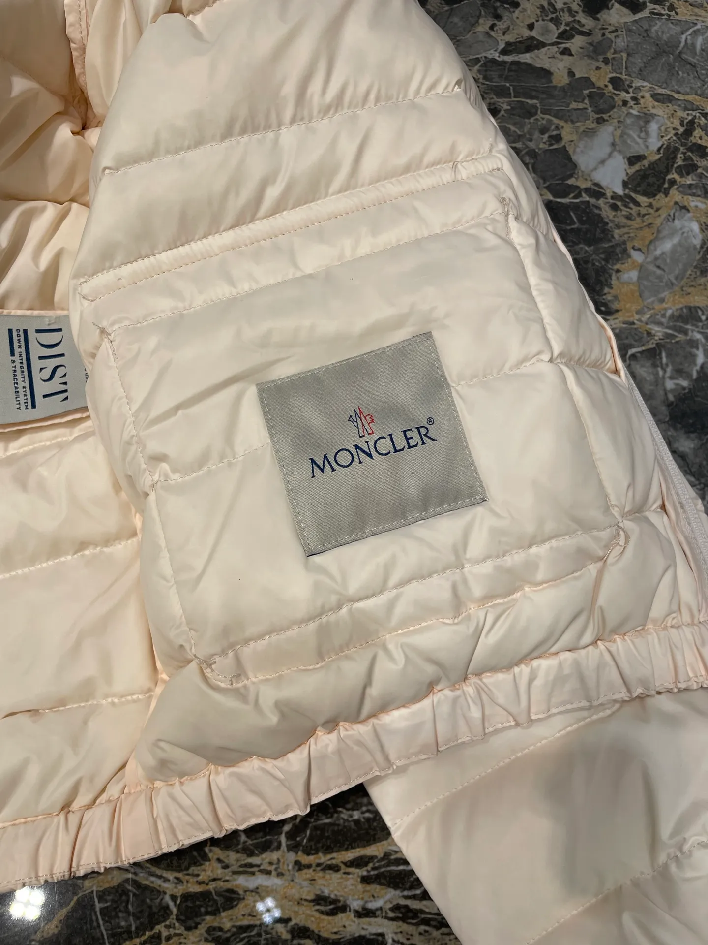 P670 Moncler 🌟Thin stand-up collar and lapel down jacket. Customized YB imported nylon material. The craftsmanship is restored. Upgraded material. It has the waterproof, windproof and cold-proof function of nylon. White goose down filling inside. The whole piece is light and warm. Zipper placket. Lapel stand-up collar two-wear design. Classic rectangular strip embossed treatment. Various styles. Iconic logo patches on the outside of the arms are embellished to highlight a low-key sense of luxury. The flap pocket design is practical to keep out the cold. Exquisite details can successfully get rid of dullness. Integrating warmth and fashion. Customized surface accessories. Look for the correct version. Down filling standard: national standard. Down filling material: white duck down. Size: s m l