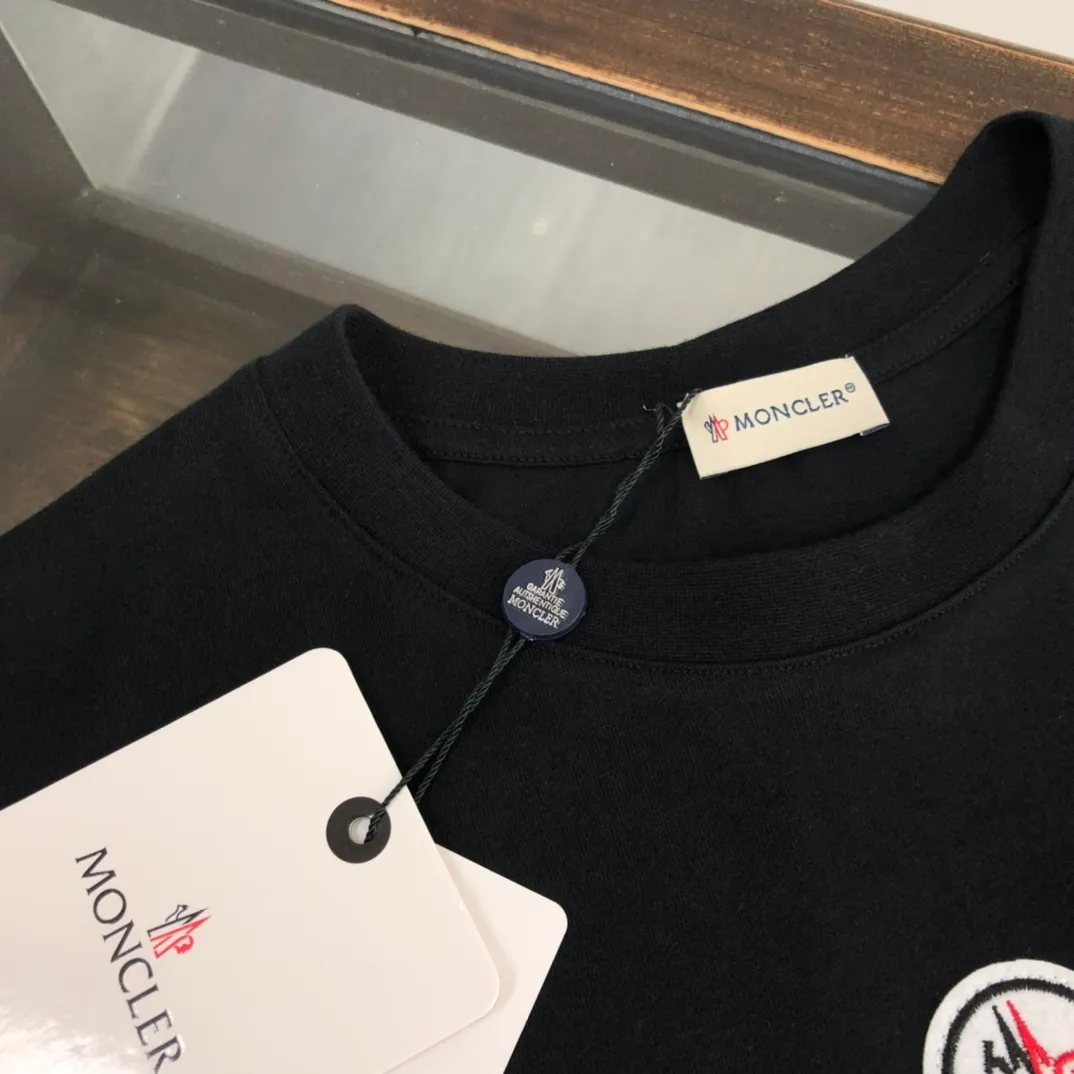 P160 🔥Moncler new summer minimalist short-sleeved T-shirt. This T-shirt is the crystallization of Moncler's pure personality and functionality. It is specially designed for creating a casual look and is suitable for matching with various clothing. Black and white. 🔠Size: S～XL