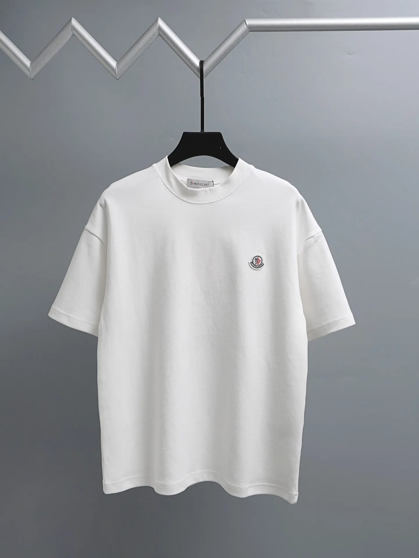P190 MONCLER muzzle* 2꯭0꯭2꯭5 new autumn and winter style ❤️ original ⌚️ high version muzzle fabric is made of 320g high-density modal long-staple cotton, does not deform and does not shrink. Process introduction: double thread movement, small label embroidery on the chest🪡, precision rope embroidery on the back Color: white SIZE: M-3XL