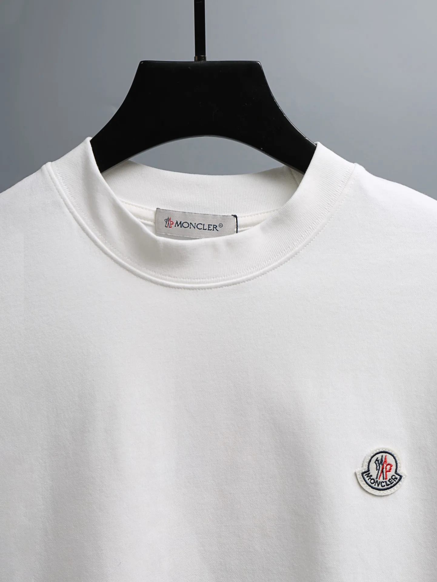 P190 MONCLER muzzle* 2꯭0꯭2꯭5 new autumn and winter style ❤️ original ⌚️ high version muzzle fabric is made of 320g high-density modal long-staple cotton, does not deform and does not shrink. Process introduction: double thread movement, small label embroidery on the chest🪡, precision rope embroidery on the back Color: white SIZE: M-3XL