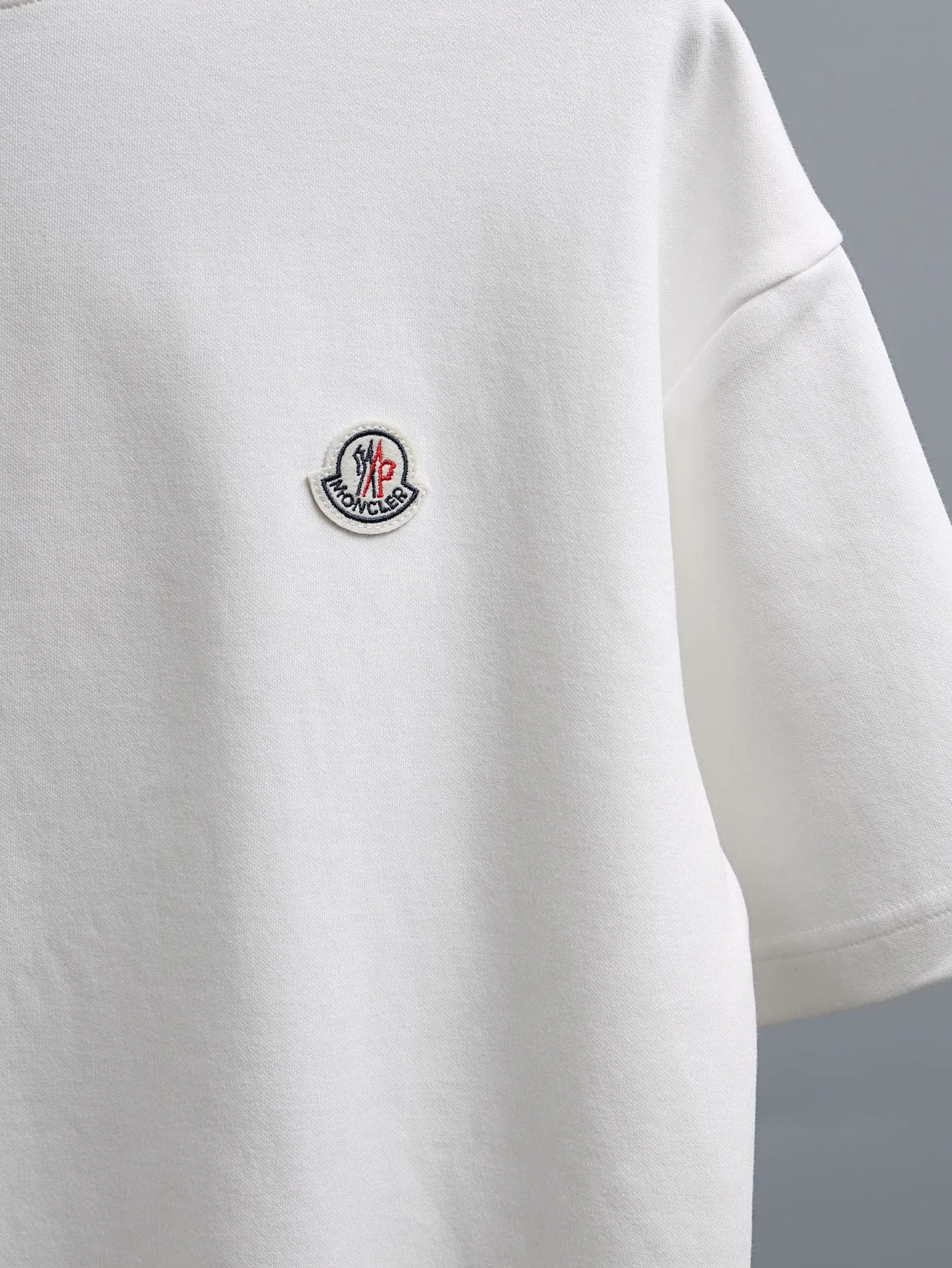 P190 MONCLER muzzle* 2꯭0꯭2꯭5 new autumn and winter style ❤️ original ⌚️ high version muzzle fabric is made of 320g high-density modal long-staple cotton, does not deform and does not shrink. Process introduction: double thread movement, small label embroidery on the chest🪡, precision rope embroidery on the back Color: white SIZE: M-3XL