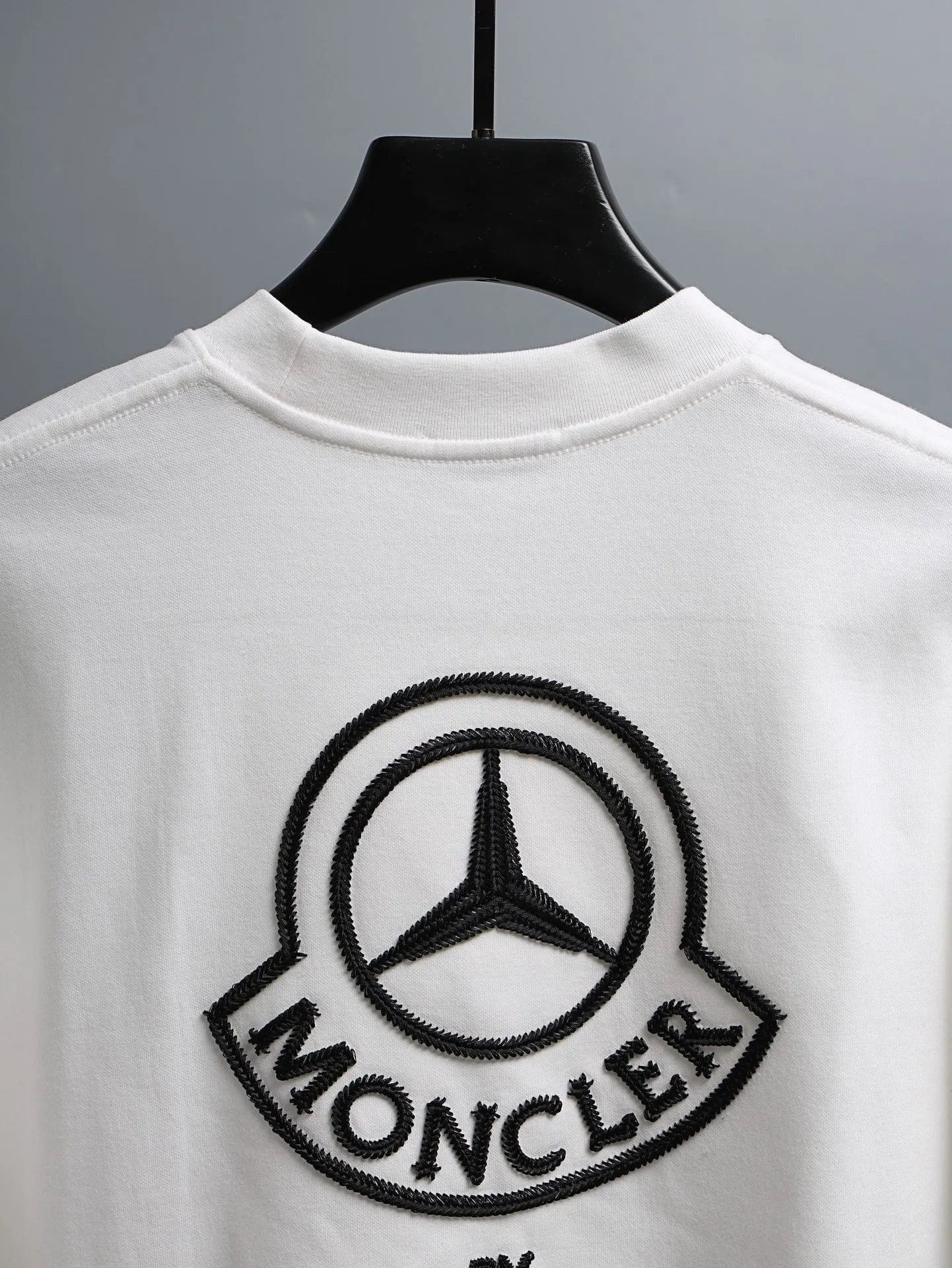 P190 MONCLER muzzle* 2꯭0꯭2꯭5 new autumn and winter style ❤️ original ⌚️ high version muzzle fabric is made of 320g high-density modal long-staple cotton, does not deform and does not shrink. Process introduction: double thread movement, small label embroidery on the chest🪡, precision rope embroidery on the back Color: white SIZE: M-3XL