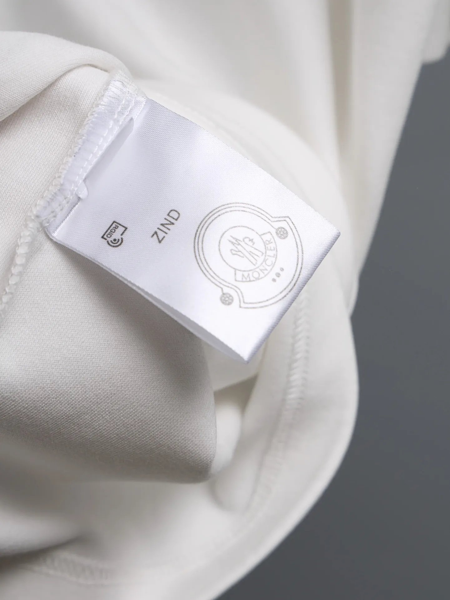 P190 MONCLER muzzle* 2꯭0꯭2꯭5 new autumn and winter style ❤️ original ⌚️ high version muzzle fabric is made of 320g high-density modal long-staple cotton, does not deform and does not shrink. Process introduction: double thread movement, small label embroidery on the chest🪡, precision rope embroidery on the back Color: white SIZE: M-3XL