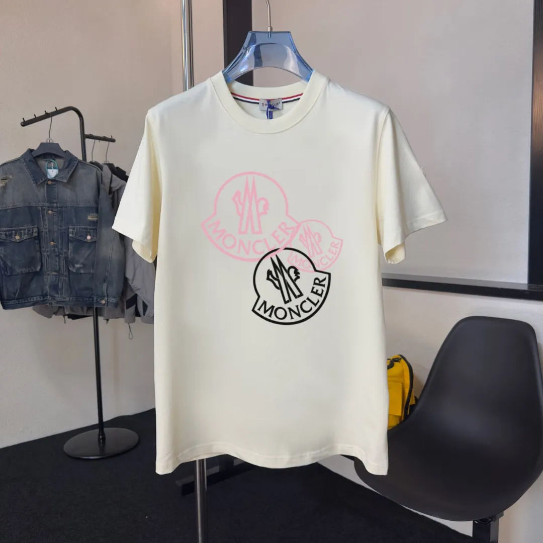 P140 Upgraded version "Mobile phone smart sensor ~ NFC chip armband ~ Direct access to the official website for anti-counterfeiting" "Moncler ~ Mouth Mouth" 2025 new high-quality round neck short-sleeved T-shirt. The cuffs have imported embroidered labels. Customized dyeing, very comfortable to touch. Super versatile and good-looking short-sleeved. Complete with three labels. Non-market ordinary version. Feel free to compare. Quality is absolutely guaranteed! ‼ First of all, this original fabric is all custom-woven with 32-count double yarn fabric, 250G, and the weight is the same‼ Fine workmanship, double waistcoat method, double waistcoat method, double waistcoat method makes the whole dress more three-dimensional, which is not a craft that ordinary T-shirts can achieve🤪 Size: S-M-L-XL-2XL Color: black, white, apricot, same style for men and women