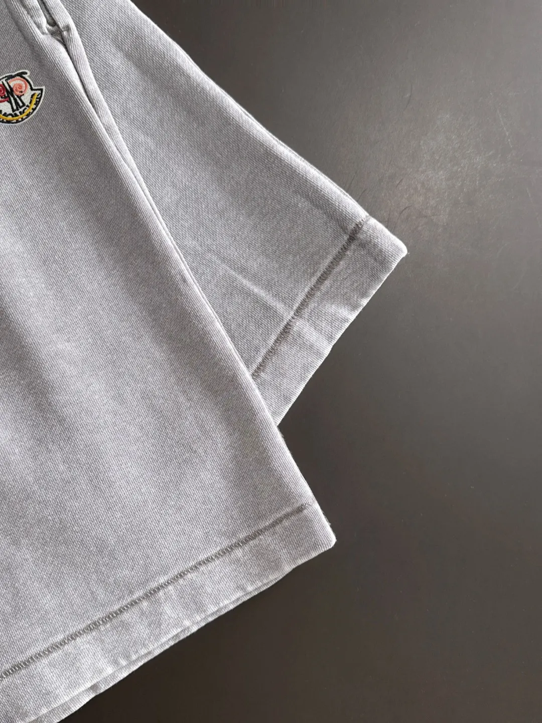 Next day shipment P300 High quality MONCLER/muzzle 2025 spring and summer new style high-definition elastic band casual solid color loose shorts, made with machines imported from Italy. The hem of the trousers is stitched with two needles. The stitching is fine and firm. The fabric is customized at the counter and has high breathability and comfort. The details are impeccable. The brand element design concept reflects high quality. It feels delicate and soft! It presents a casual cut and the upper body shape is great! Size: S-XXL