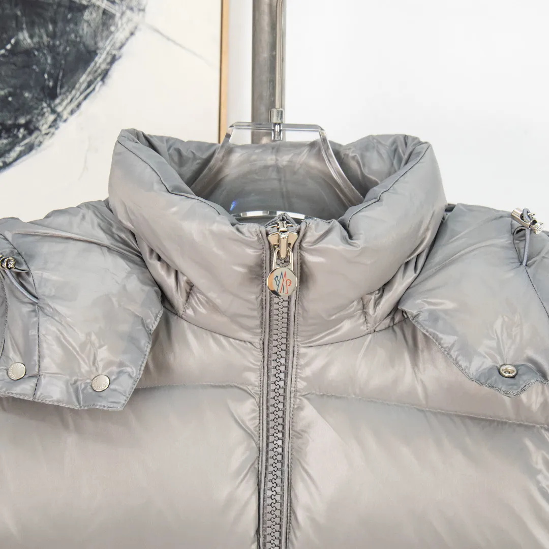 P760 zp version [Exclusive supply] New 24maire down ⬆️Moncler Maire women's short down jacket interprets Mayan classics Fabric: Technical nylon lacquer surface Customer-supplied fabric Highly fluffy and over-standard 90 down filling Maire down jacket is specially designed for those who like well-designed basic items. It is a classic Moncler style and a popular product. Made from iconic patented nylon, the Maire down jacket is a classic Moncler womenswear piece, with a short silhouette and timeless design. Made from patented nylon in a comfortable fit, it features a removable hood and performance details for comfort and warmth. ⚠️Made of patented nylon ⚠️Patented nylon lining ⚠️White goose-filled down ⚠️Detachable hood with snap buttons ⚠️Zipper closure Zippered pockets ⚠️Adjustable snap-button sleeves Color: Black White Gray Pink Size: 1 2 3 4 5 6 (6 sizes in total) Number: MM10587