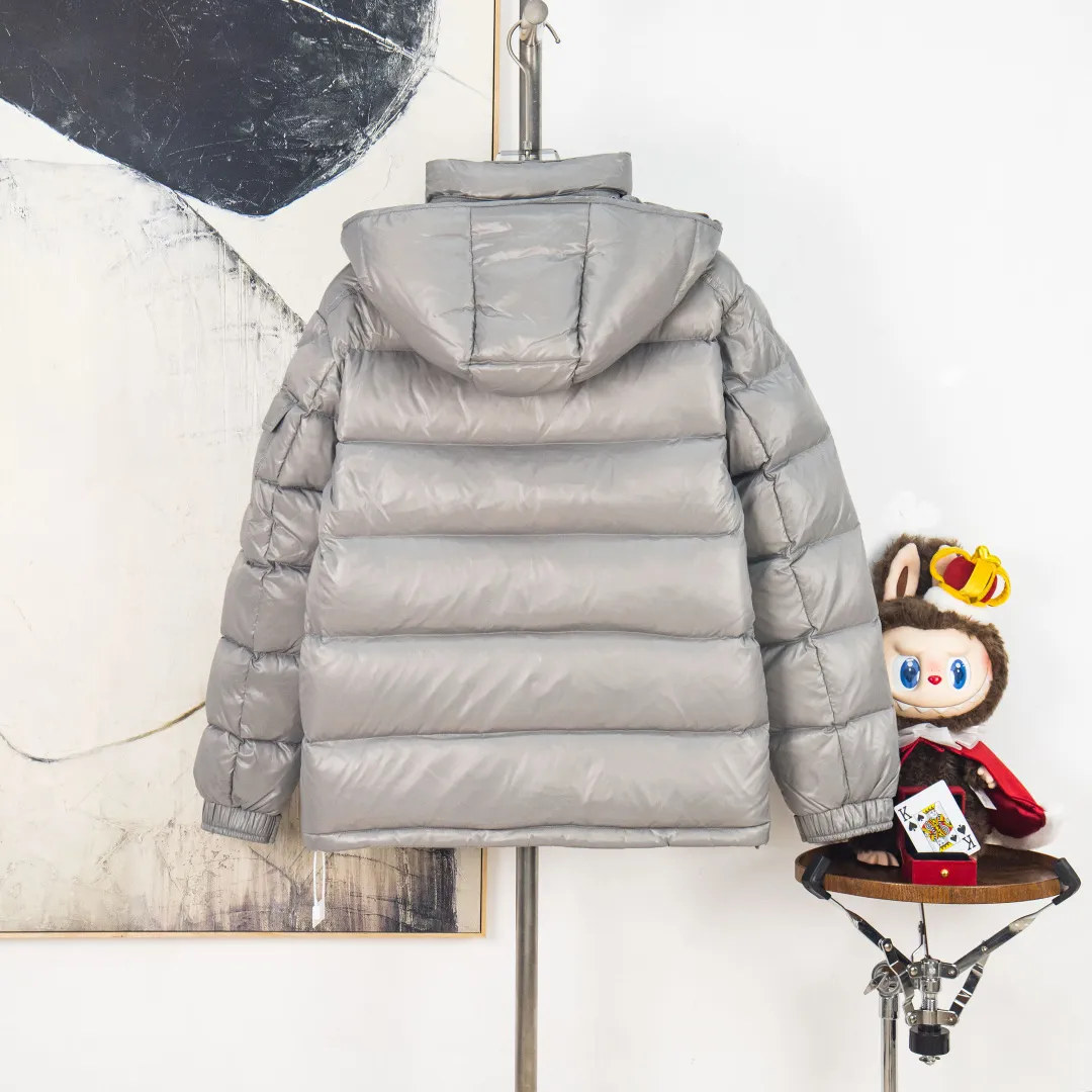 P760 zp version [Exclusive supply] New 24maire down ⬆️Moncler Maire women's short down jacket interprets Mayan classics Fabric: Technical nylon lacquer surface Customer-supplied fabric Highly fluffy and over-standard 90 down filling Maire down jacket is specially designed for those who like well-designed basic items. It is a classic Moncler style and a popular product. Made from iconic patented nylon, the Maire down jacket is a classic Moncler womenswear piece, with a short silhouette and timeless design. Made from patented nylon in a comfortable fit, it features a removable hood and performance details for comfort and warmth. ⚠️Made of patented nylon ⚠️Patented nylon lining ⚠️White goose-filled down ⚠️Detachable hood with snap buttons ⚠️Zipper closure Zippered pockets ⚠️Adjustable snap-button sleeves Color: Black White Gray Pink Size: 1 2 3 4 5 6 (6 sizes in total) Number: MM10587