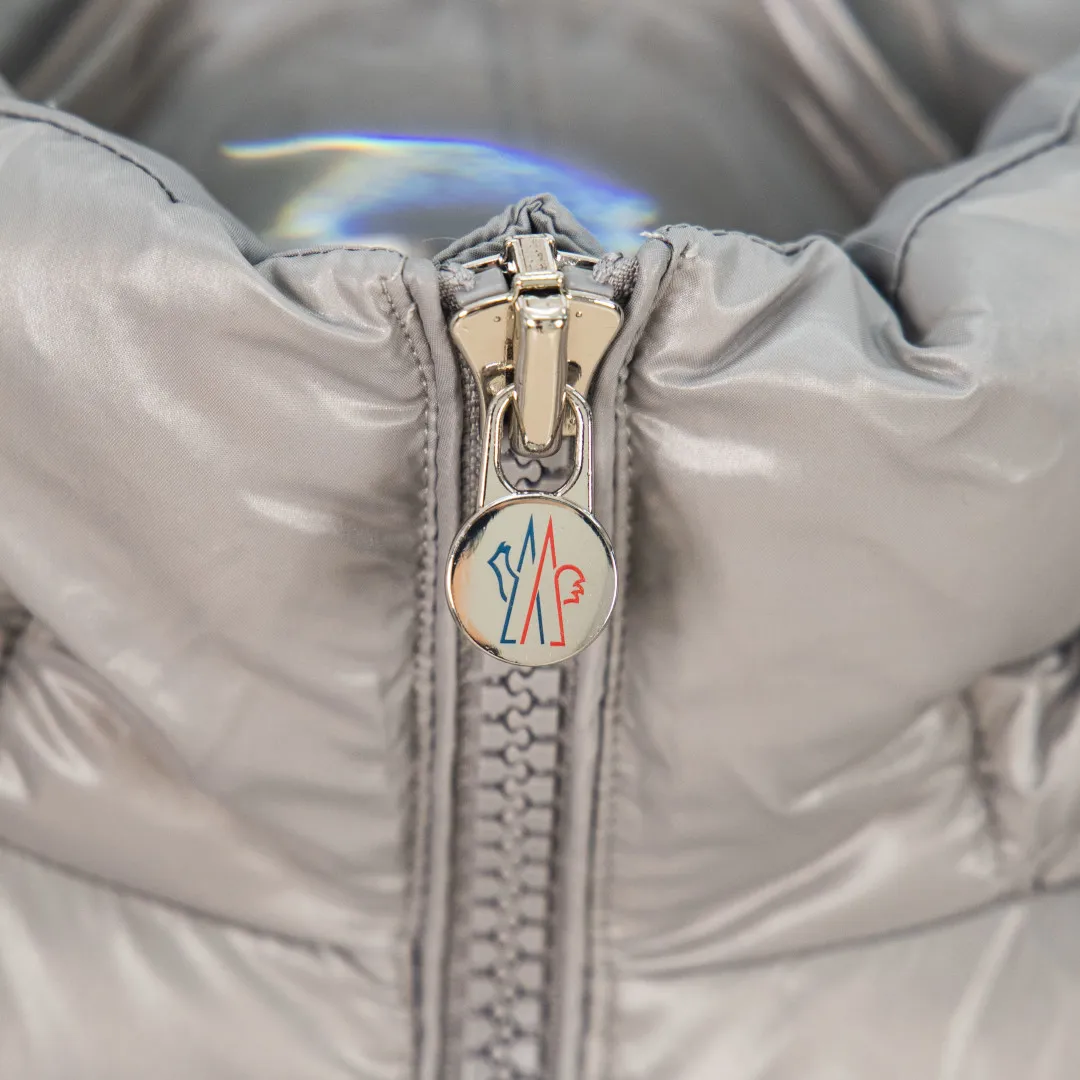 P760 zp version [Exclusive supply] New 24maire down ⬆️Moncler Maire women's short down jacket interprets Mayan classics Fabric: Technical nylon lacquer surface Customer-supplied fabric Highly fluffy and over-standard 90 down filling Maire down jacket is specially designed for those who like well-designed basic items. It is a classic Moncler style and a popular product. Made from iconic patented nylon, the Maire down jacket is a classic Moncler womenswear piece, with a short silhouette and timeless design. Made from patented nylon in a comfortable fit, it features a removable hood and performance details for comfort and warmth. ⚠️Made of patented nylon ⚠️Patented nylon lining ⚠️White goose-filled down ⚠️Detachable hood with snap buttons ⚠️Zipper closure Zippered pockets ⚠️Adjustable snap-button sleeves Color: Black White Gray Pink Size: 1 2 3 4 5 6 (6 sizes in total) Number: MM10587