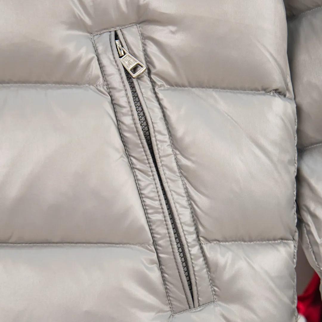 P760 zp version [Exclusive supply] New 24maire down ⬆️Moncler Maire women's short down jacket interprets Mayan classics Fabric: Technical nylon lacquer surface Customer-supplied fabric Highly fluffy and over-standard 90 down filling Maire down jacket is specially designed for those who like well-designed basic items. It is a classic Moncler style and a popular product. Made from iconic patented nylon, the Maire down jacket is a classic Moncler womenswear piece, with a short silhouette and timeless design. Made from patented nylon in a comfortable fit, it features a removable hood and performance details for comfort and warmth. ⚠️Made of patented nylon ⚠️Patented nylon lining ⚠️White goose-filled down ⚠️Detachable hood with snap buttons ⚠️Zipper closure Zippered pockets ⚠️Adjustable snap-button sleeves Color: Black White Gray Pink Size: 1 2 3 4 5 6 (6 sizes in total) Number: MM10587