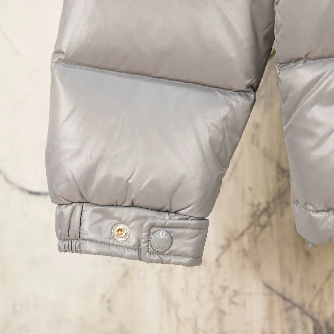 P760 zp version [Exclusive supply] New 24maire down ⬆️Moncler Maire women's short down jacket interprets Mayan classics Fabric: Technical nylon lacquer surface Customer-supplied fabric Highly fluffy and over-standard 90 down filling Maire down jacket is specially designed for those who like well-designed basic items. It is a classic Moncler style and a popular product. Made from iconic patented nylon, the Maire down jacket is a classic Moncler womenswear piece, with a short silhouette and timeless design. Made from patented nylon in a comfortable fit, it features a removable hood and performance details for comfort and warmth. ⚠️Made of patented nylon ⚠️Patented nylon lining ⚠️White goose-filled down ⚠️Detachable hood with snap buttons ⚠️Zipper closure Zippered pockets ⚠️Adjustable snap-button sleeves Color: Black White Gray Pink Size: 1 2 3 4 5 6 (6 sizes in total) Number: MM10587