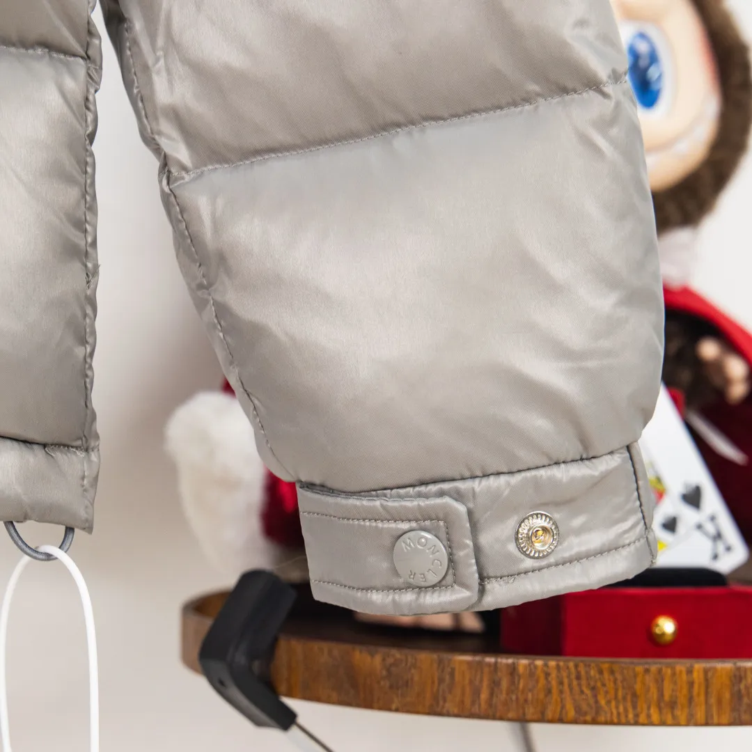 P760 zp version [Exclusive supply] New 24maire down ⬆️Moncler Maire women's short down jacket interprets Mayan classics Fabric: Technical nylon lacquer surface Customer-supplied fabric Highly fluffy and over-standard 90 down filling Maire down jacket is specially designed for those who like well-designed basic items. It is a classic Moncler style and a popular product. Made from iconic patented nylon, the Maire down jacket is a classic Moncler womenswear piece, with a short silhouette and timeless design. Made from patented nylon in a comfortable fit, it features a removable hood and performance details for comfort and warmth. ⚠️Made of patented nylon ⚠️Patented nylon lining ⚠️White goose-filled down ⚠️Detachable hood with snap buttons ⚠️Zipper closure Zippered pockets ⚠️Adjustable snap-button sleeves Color: Black White Gray Pink Size: 1 2 3 4 5 6 (6 sizes in total) Number: MM10587