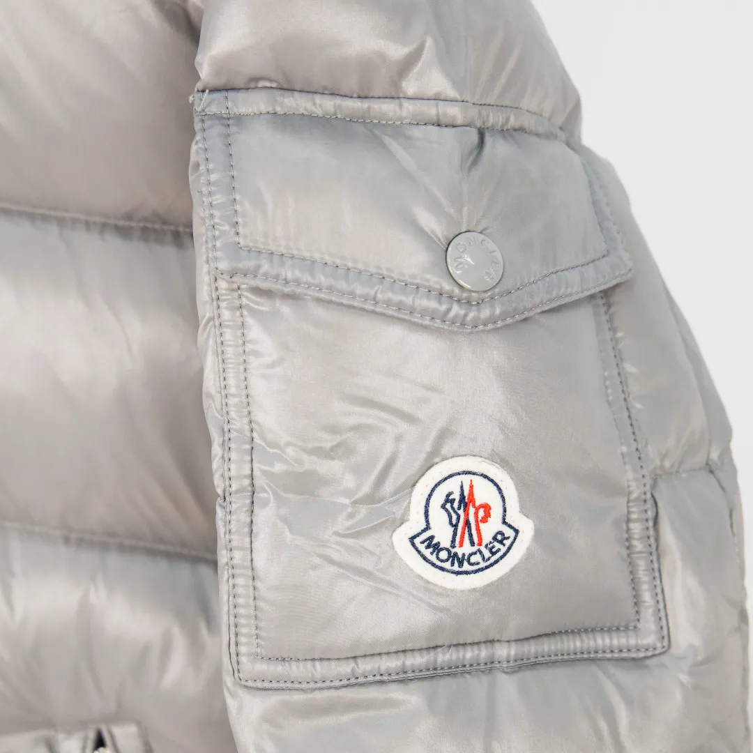 P760 zp version [Exclusive supply] New 24maire down ⬆️Moncler Maire women's short down jacket interprets Mayan classics Fabric: Technical nylon lacquer surface Customer-supplied fabric Highly fluffy and over-standard 90 down filling Maire down jacket is specially designed for those who like well-designed basic items. It is a classic Moncler style and a popular product. Made from iconic patented nylon, the Maire down jacket is a classic Moncler womenswear piece, with a short silhouette and timeless design. Made from patented nylon in a comfortable fit, it features a removable hood and performance details for comfort and warmth. ⚠️Made of patented nylon ⚠️Patented nylon lining ⚠️White goose-filled down ⚠️Detachable hood with snap buttons ⚠️Zipper closure Zippered pockets ⚠️Adjustable snap-button sleeves Color: Black White Gray Pink Size: 1 2 3 4 5 6 (6 sizes in total) Number: MM10587