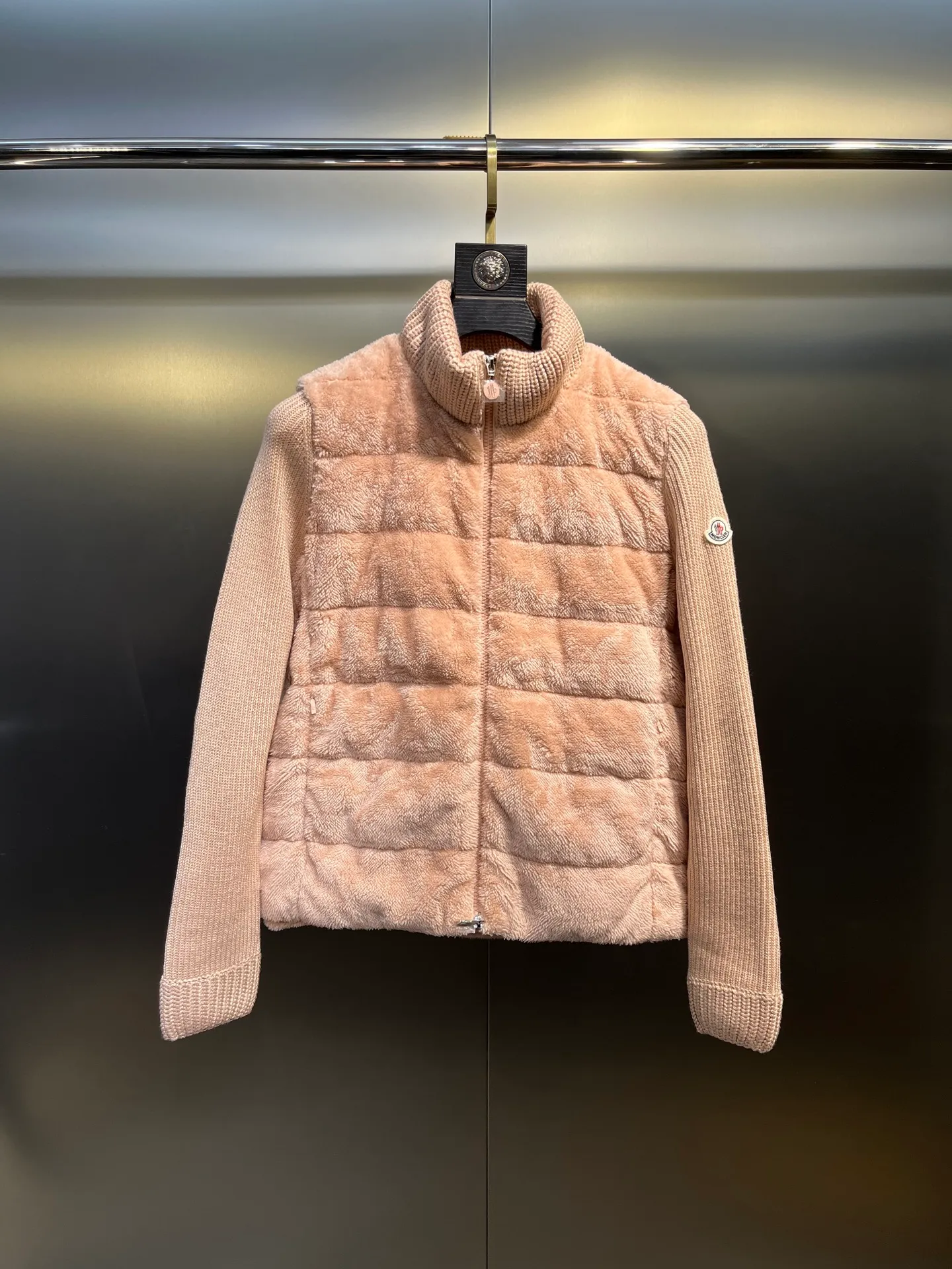 P720 Moncler 🌟 2025 early spring new Cardigan, medium-thick down jacket, the bottom of the fabric is treated with anti-drilling velvet, it is not a currency on the market, feel free to wear it! The classic quilted design outlines a slim silhouette, and the stand-up collar details enhance the temperament, while being lightweight and warm. Wear it as a layer during spring or winter, and you can easily weather the changing weather in one piece. Choose from three colors to suit your style: low-key black, pure white, high-end grey, three high-end tones, suitable for different occasions and styles. The short cut lengthens the proportion, and even a small person can wear it with long legs! High-end goose down, the choice of quality. Carefully selected high-quality goose down filling, which has both fluffiness and warmth, is light and weightless. Every detail shows craftsmanship. Color: black, pink and gray. Size: s m l